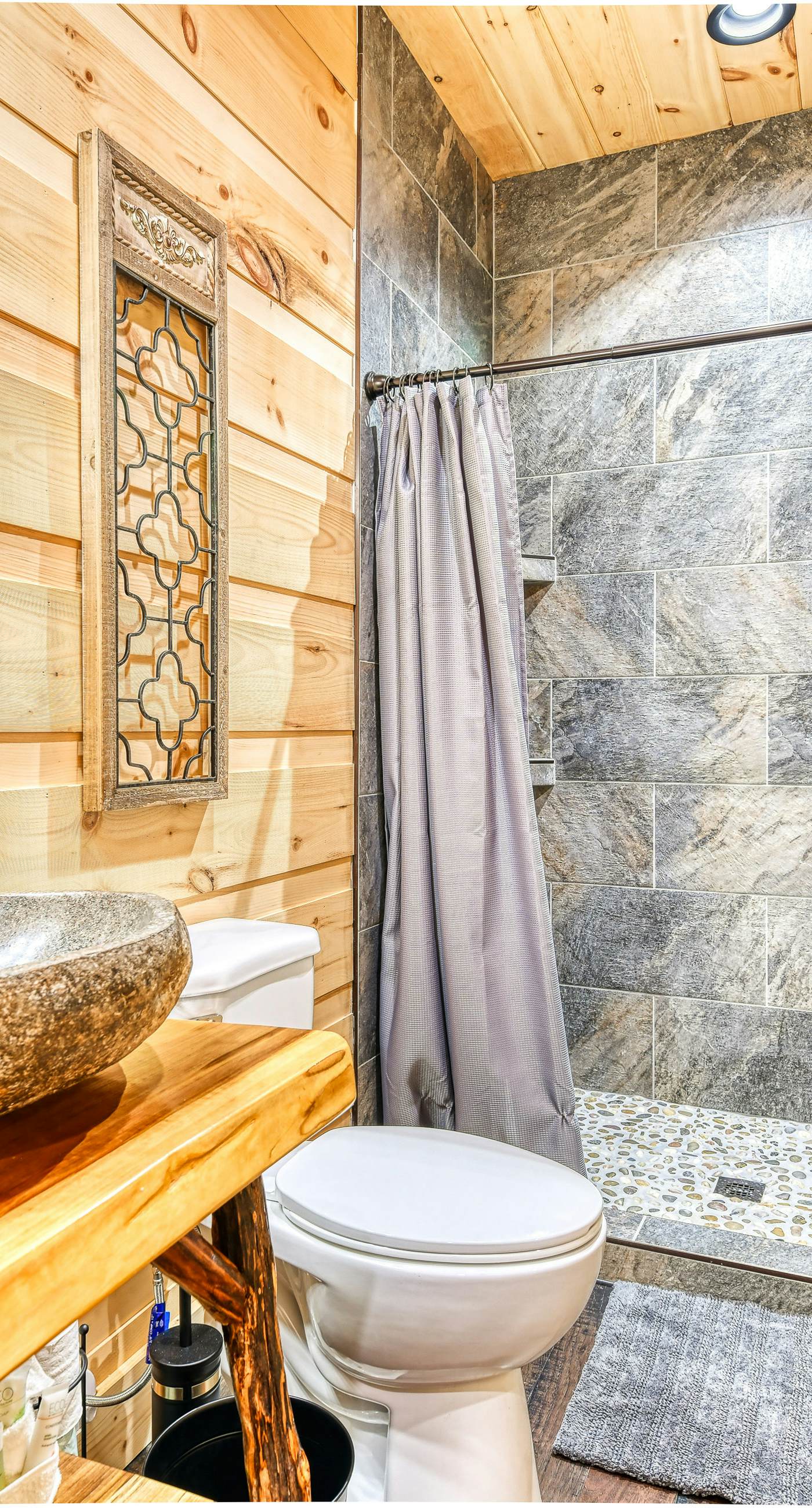 Newly Built Luxe Chalet, Sleeps 10, Hot Tub, Deck