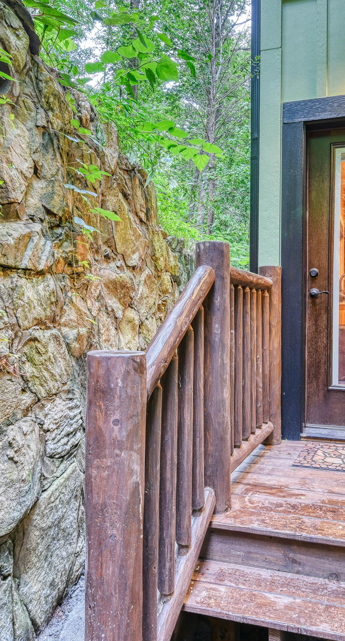 Newly Built Luxe Chalet, Sleeps 10, Hot Tub, Deck