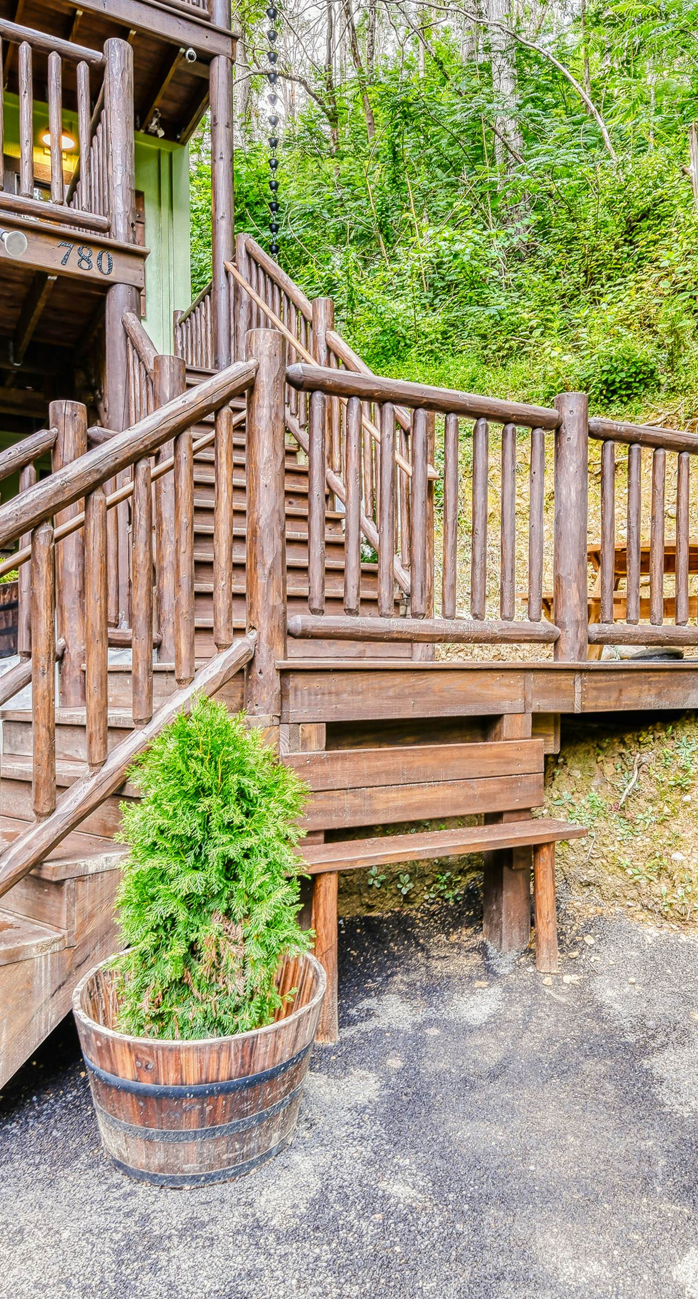 Newly Built Luxe Chalet, Sleeps 10, Hot Tub, Deck