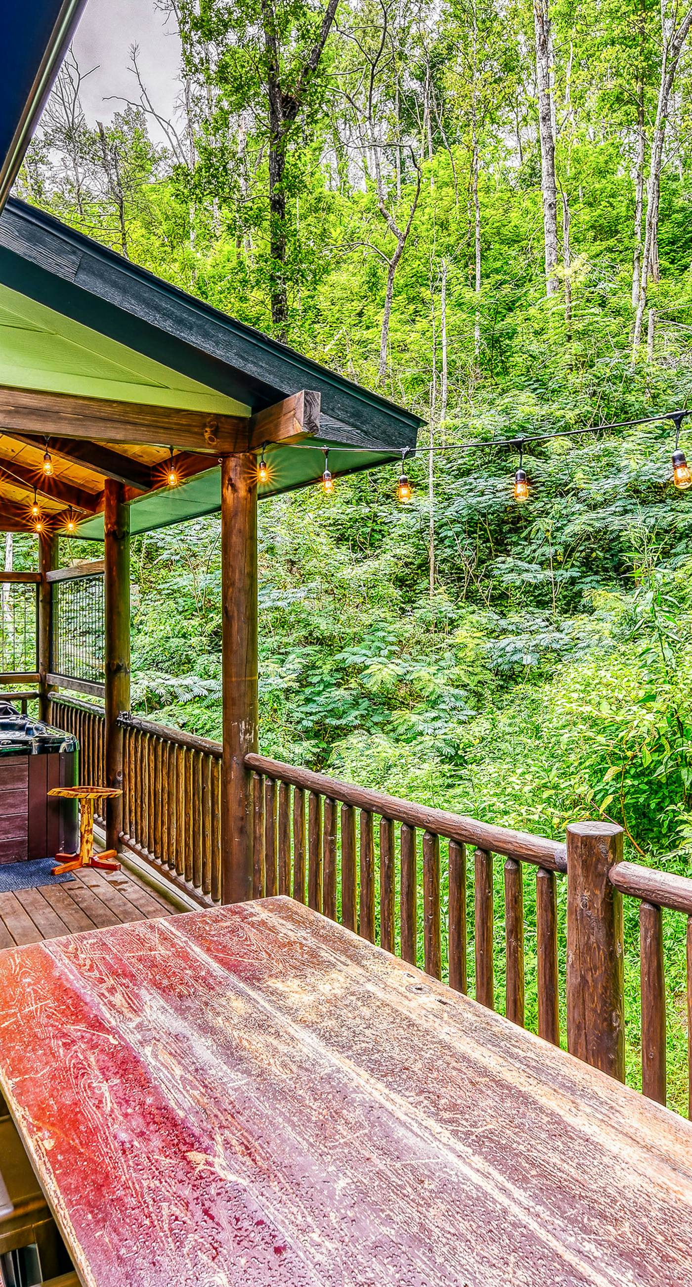 Newly Built Luxe Chalet, Sleeps 10, Hot Tub, Deck