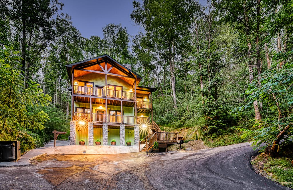 Welcome to our 5-bedroom, 4-bathroom chalet in Gatlinburg, a mountain retreat with room to gather and unwind.

・Stone fireplace, arcade games, and two living rooms
・Three private decks plus a 6-person hot tub
・Fully stocked kitchen with handcrafted dining table
・1.4 miles from Downtown Gatlinburg
・6.1 miles from Smoky Mountain trails

Book your stay and enjoy an easy mountain getaway with plenty of space to relax.