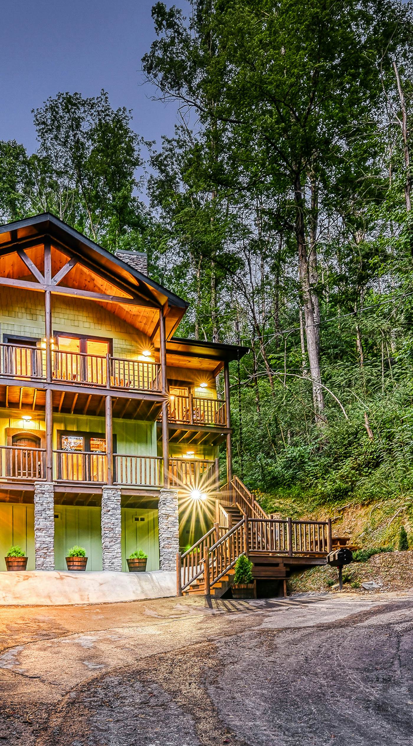 Newly Built Luxe Chalet, Sleeps 10, Hot Tub, Deck