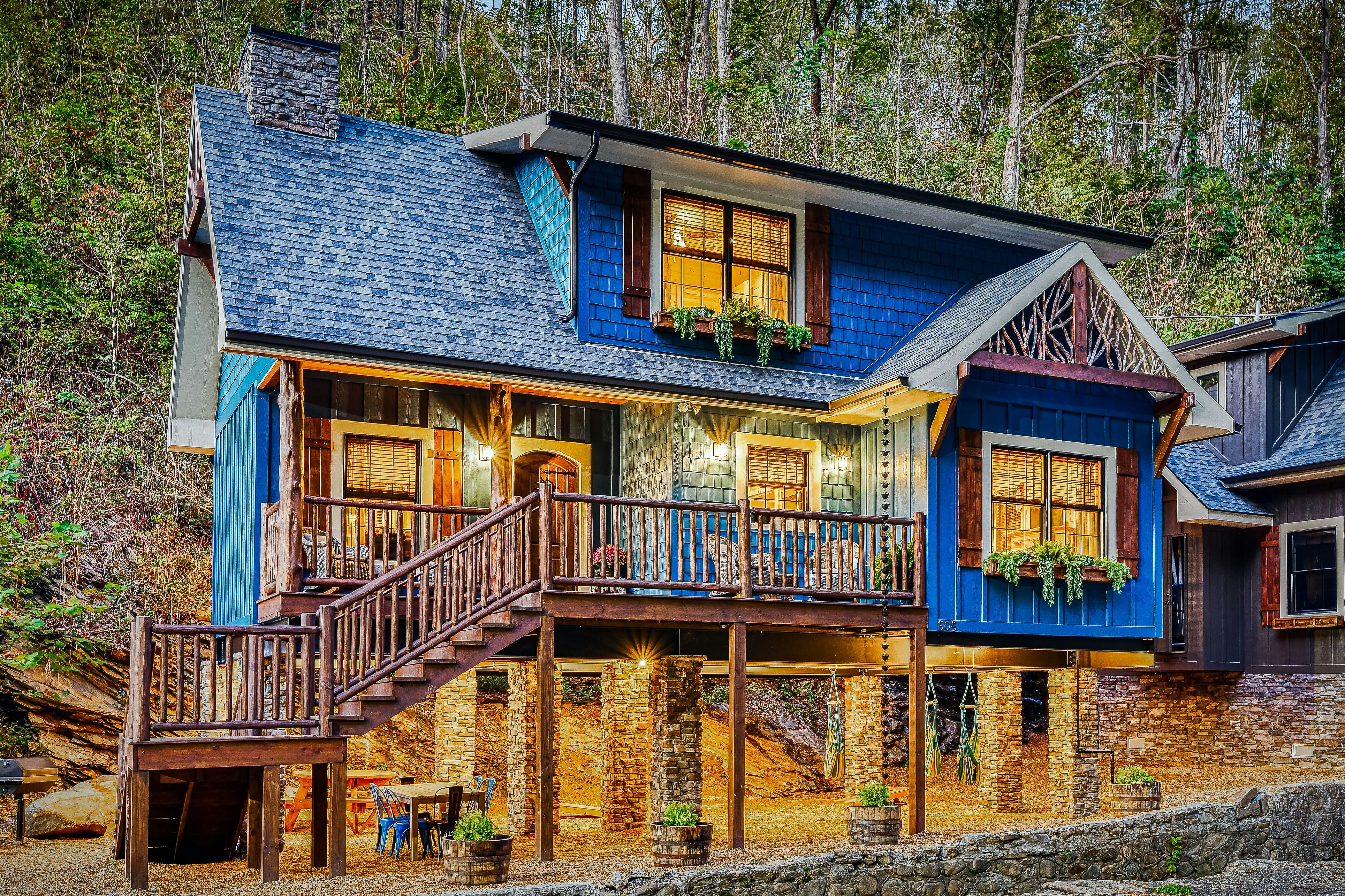 Luxury Creekside Chalet w/ Free Attraction Tickets & Hot Tub - Walk to Downtown