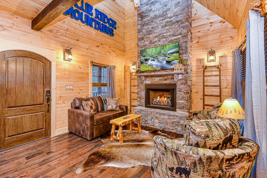 Creekside Luxury Cabin, Hot Tub, Near Downtown