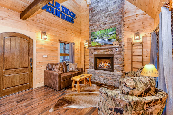Creekside Luxury Cabin, Hot Tub, Near Downtown