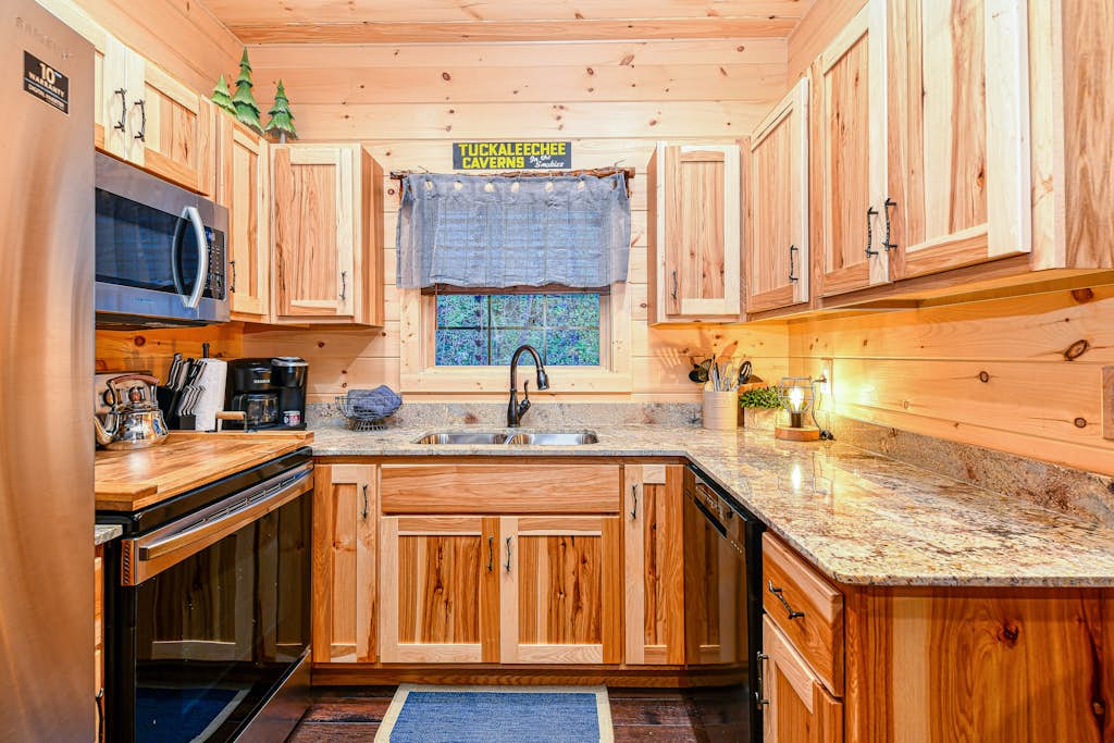 Creekside Luxury Cabin, Hot Tub, Near Downtown