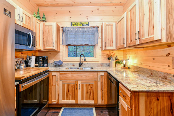 Creekside Luxury Cabin, Hot Tub, Near Downtown