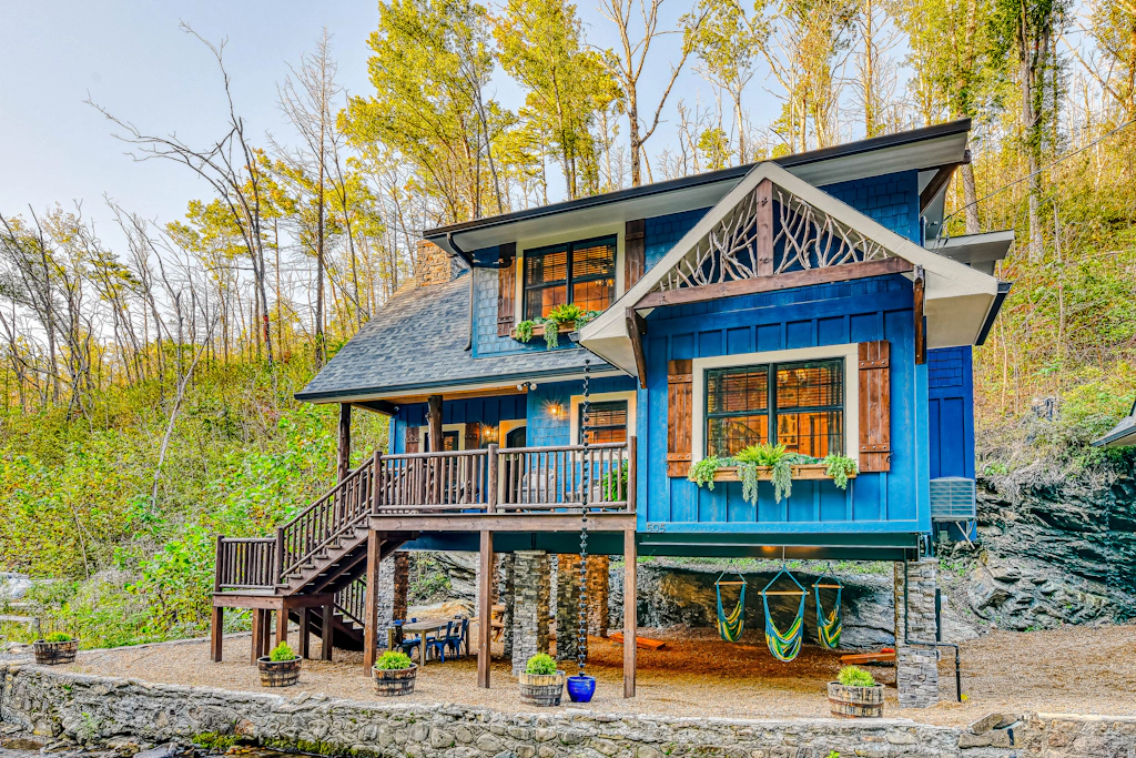 Creekside Luxury Cabin, Hot Tub, Near Downtown