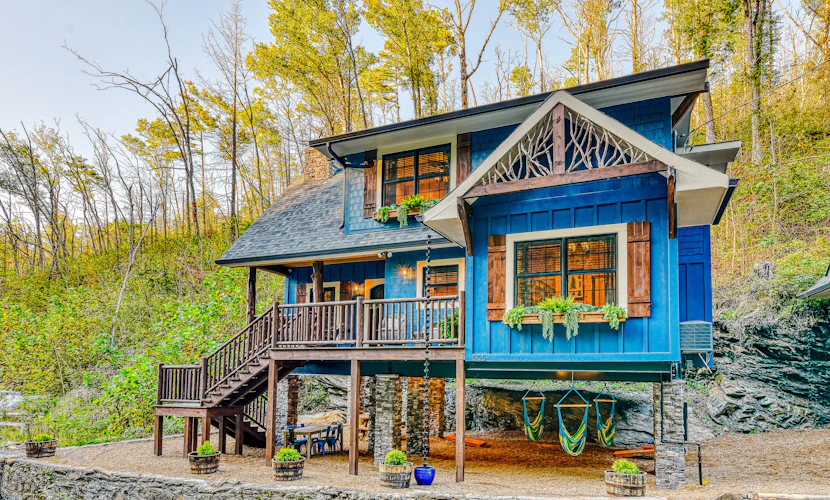Creekside Luxury Cabin, Hot Tub, Near Downtown