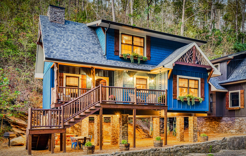 Creekside Luxury Cabin, Hot Tub, Near Downtown