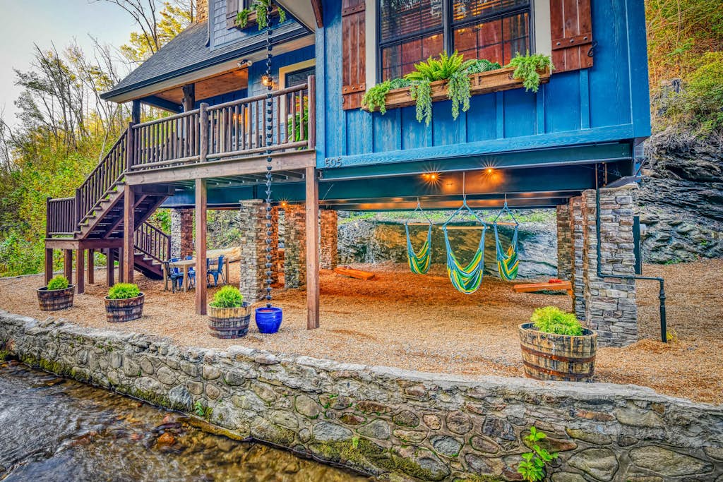 Creekside Luxury Cabin, Hot Tub, Near Downtown