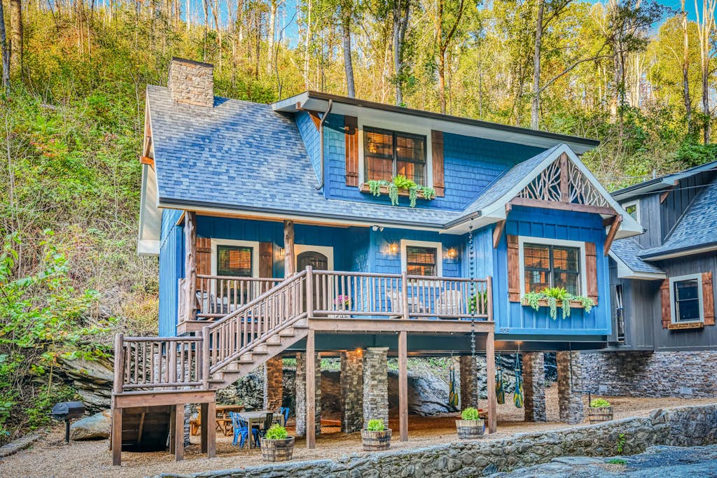 Creekside Luxury Cabin, Hot Tub, Near Downtown