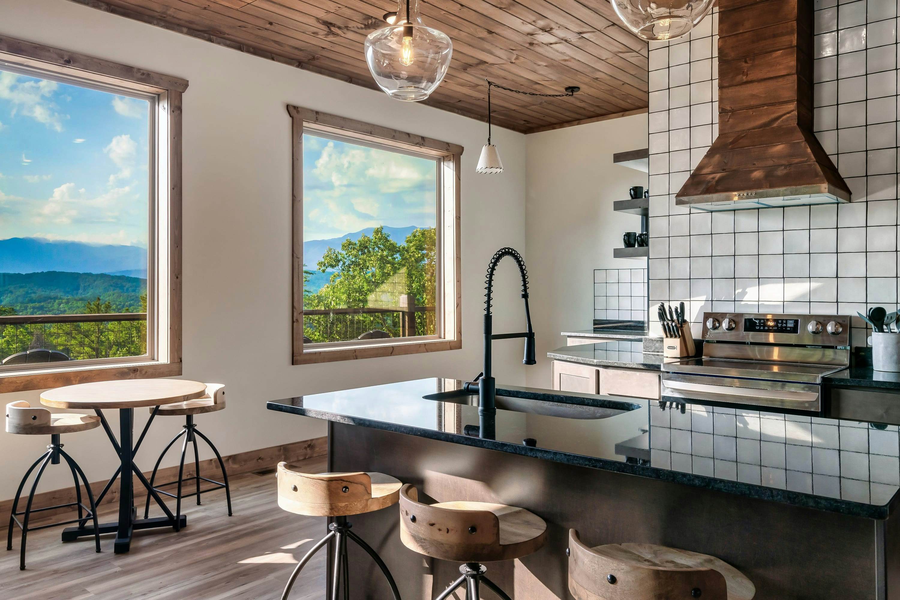 Sleeps 20・Mtn View・Indoor Pool・Theater・Gym・Hot tub