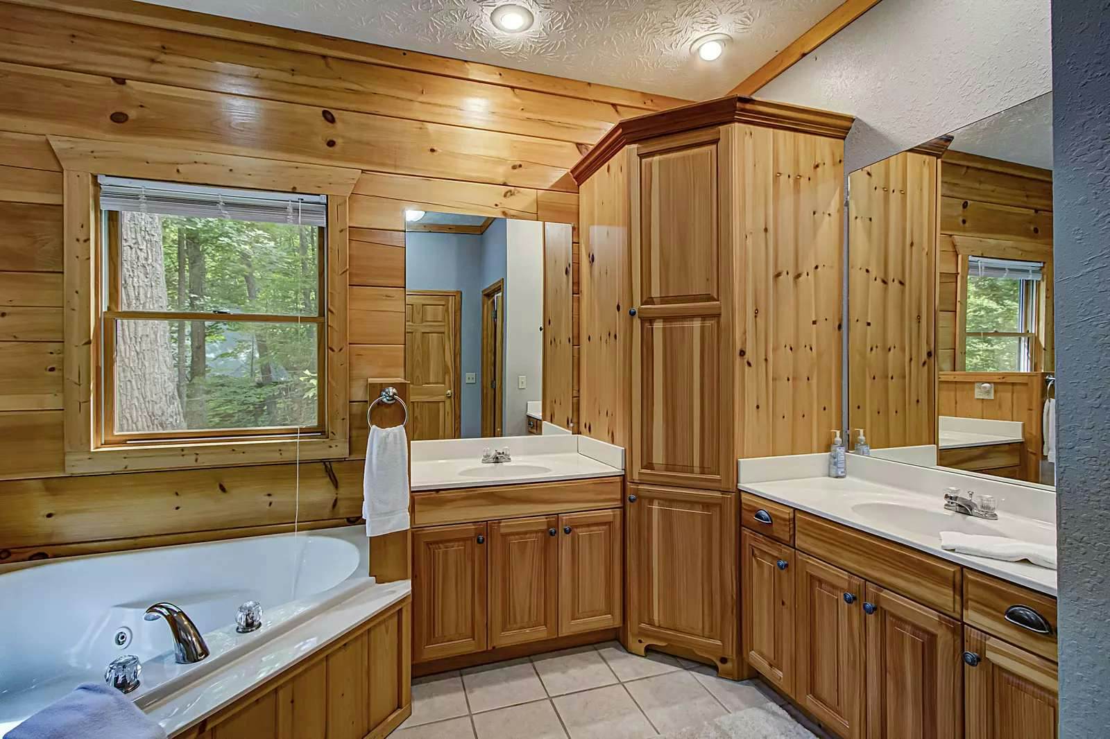 Arrowhead Cabin, Sleeps 18・Hot Tub・Grill・Game Loft