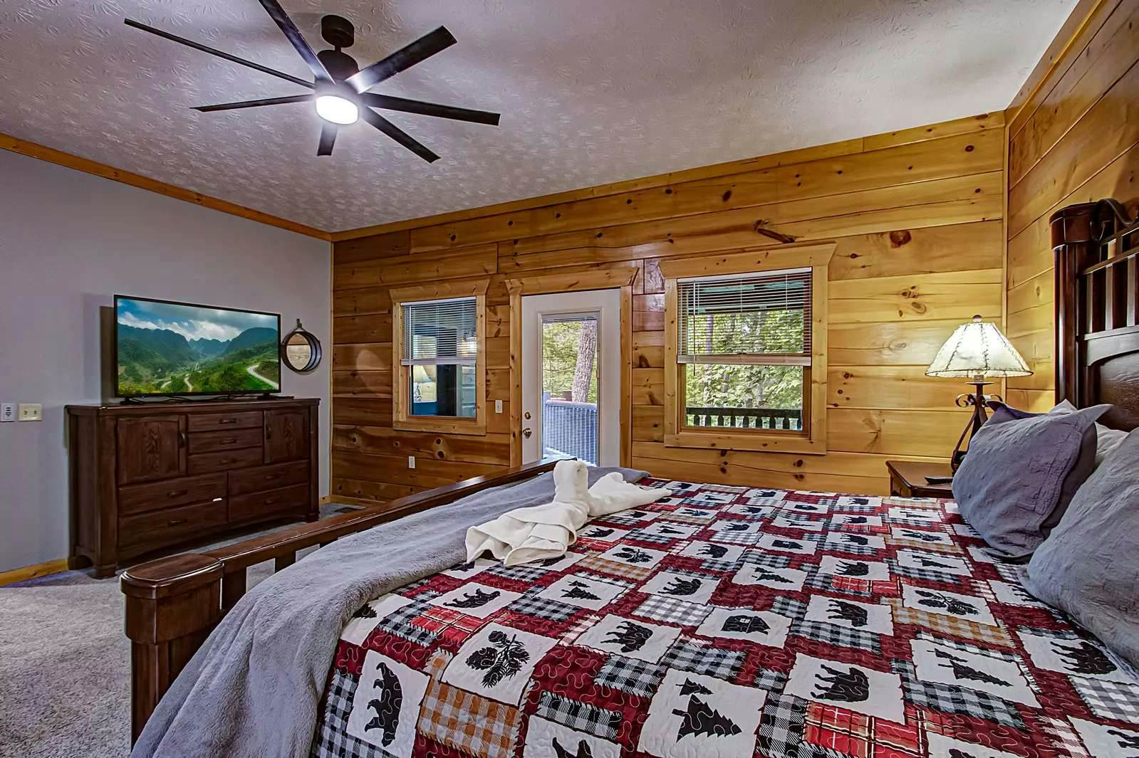 Arrowhead Cabin, Sleeps 18・Hot Tub・Grill・Game Loft