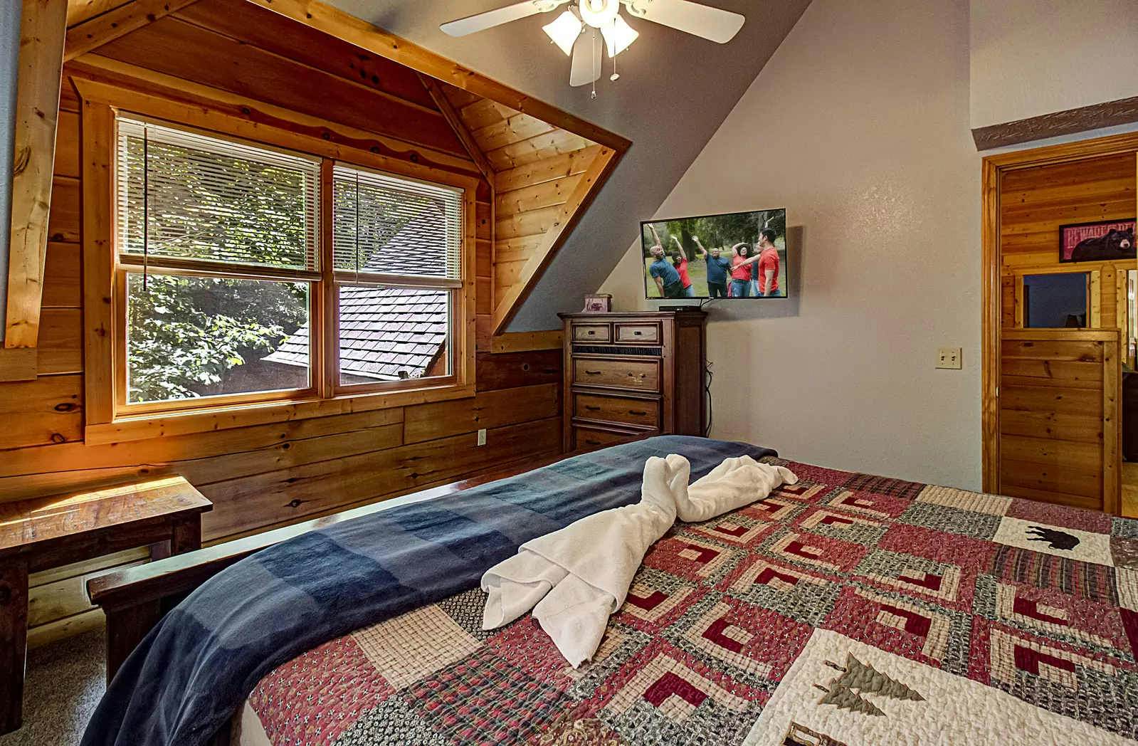 Arrowhead Cabin, Sleeps 18・Hot Tub・Grill・Game Loft