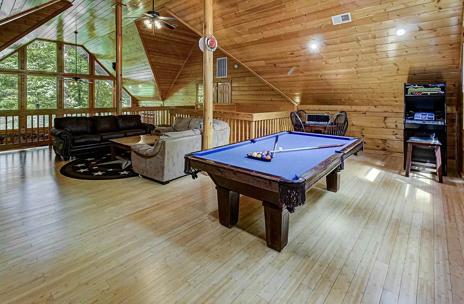 Arrowhead Cabin, Sleeps 18・Hot Tub・Grill・Game Loft