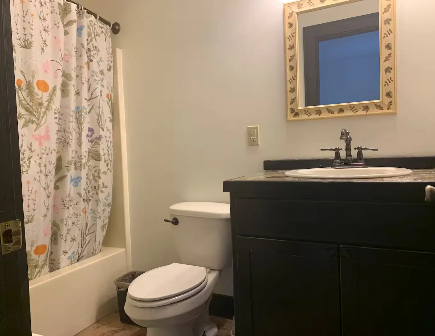 Cozy & Spacious Retreat, Sleeps 8・Hot Tub・Scenic