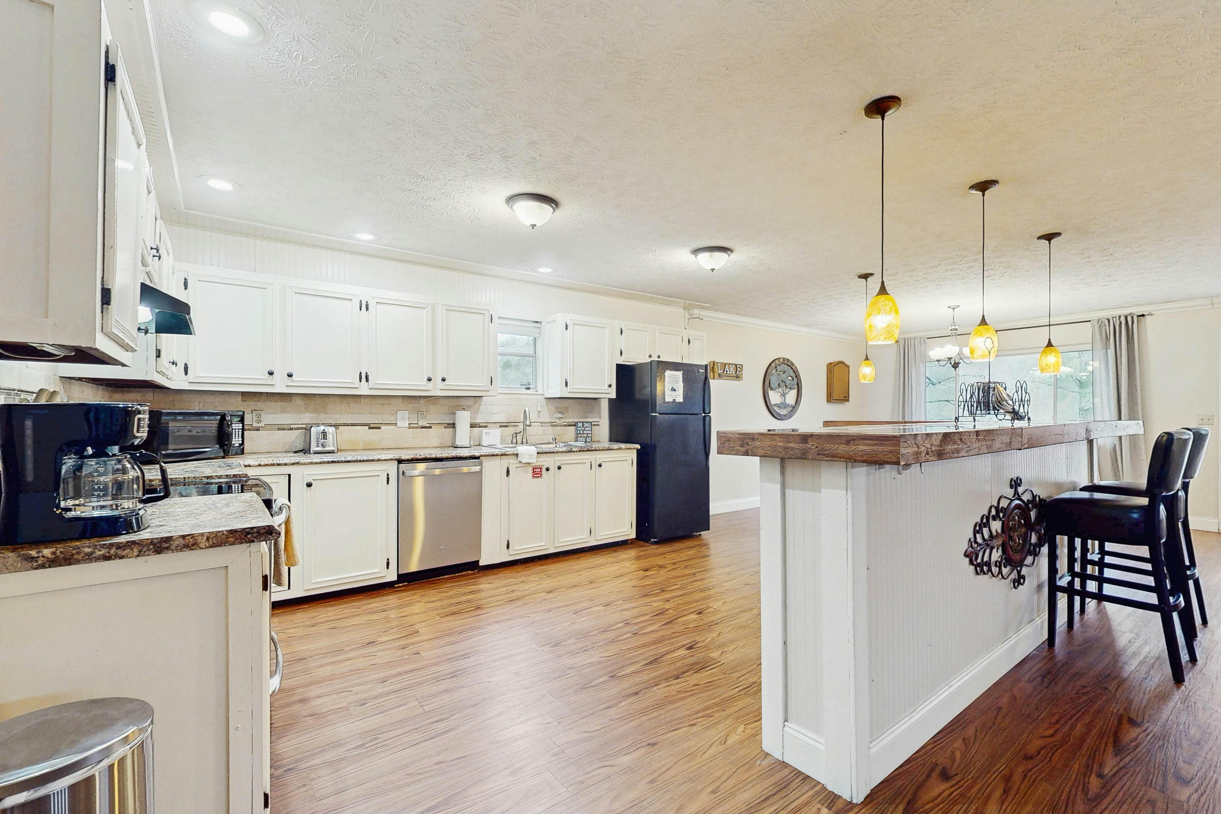 Cozy Lake Duplex | Luxe Kitchen・Games・Dog-friendly