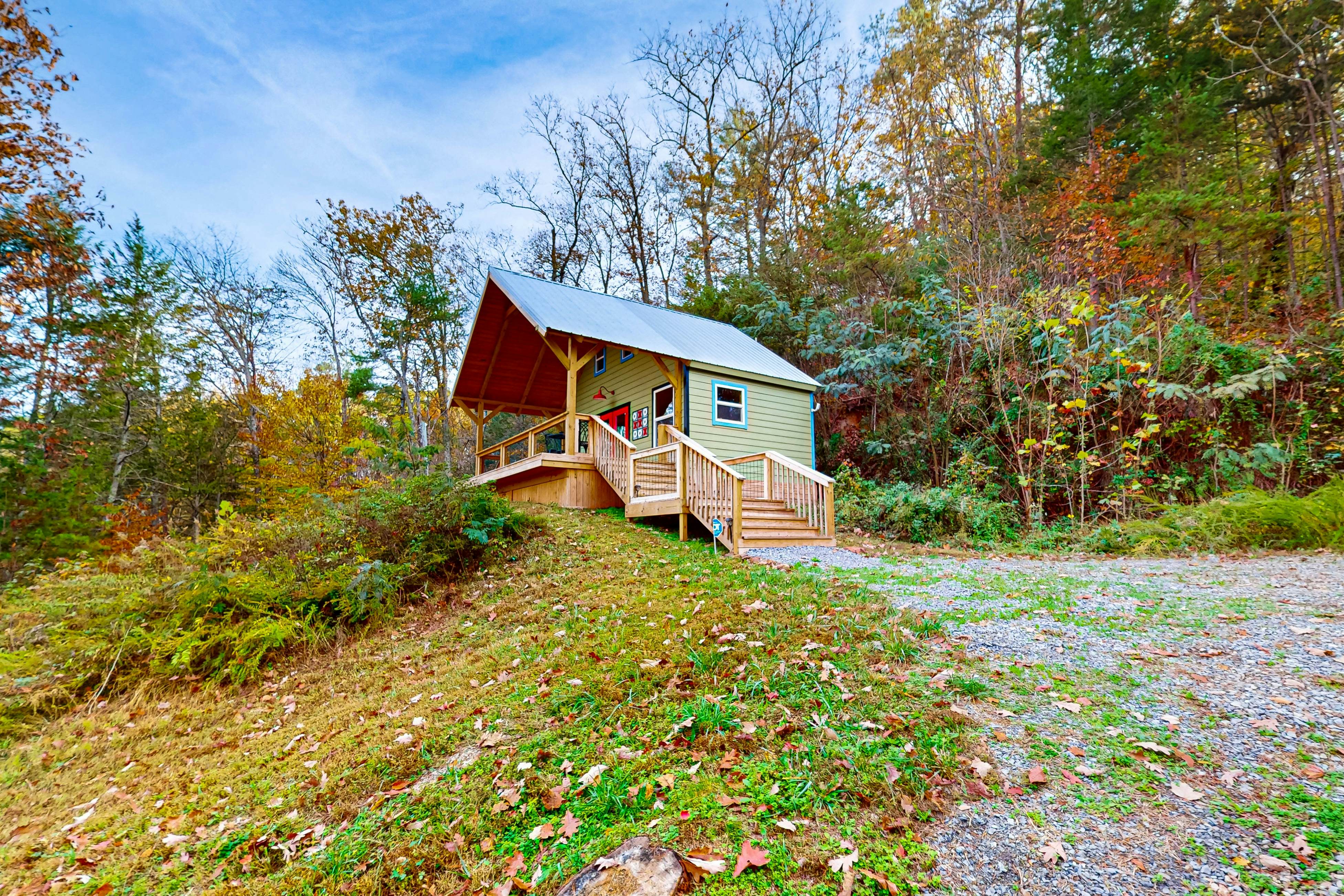 Charming Cabin, Sleeps 4・Lovely Views・Fire Pit