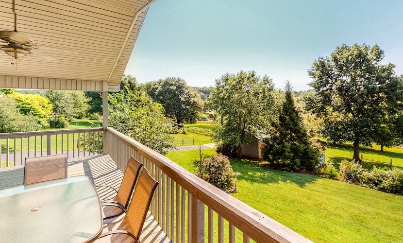 Lakefront Cabin, Sleeps 6 ・Deck・Hot Tub・Pool Table