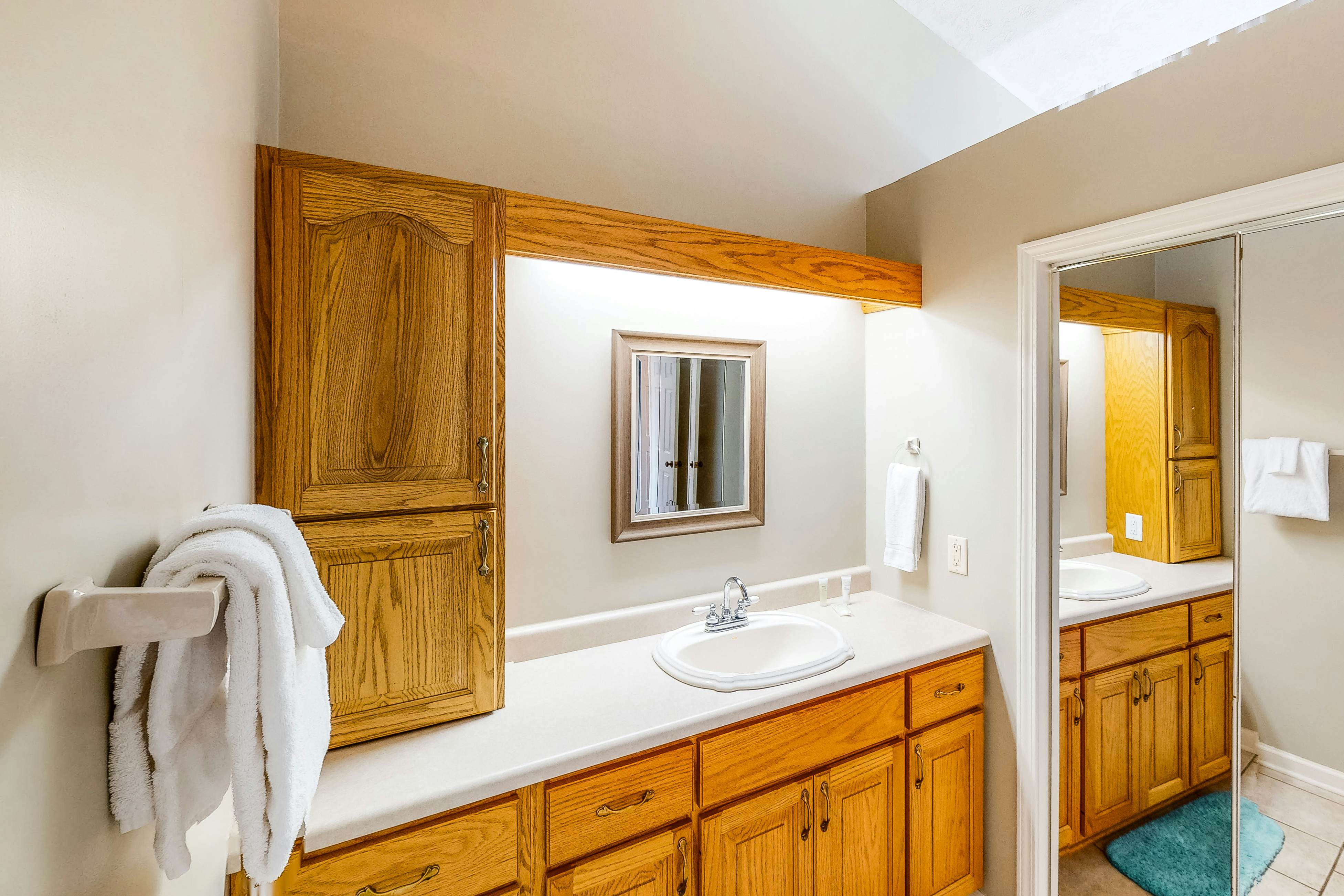 Lakefront Cabin, Sleeps 6 ・Deck・Hot Tub・Pool Table