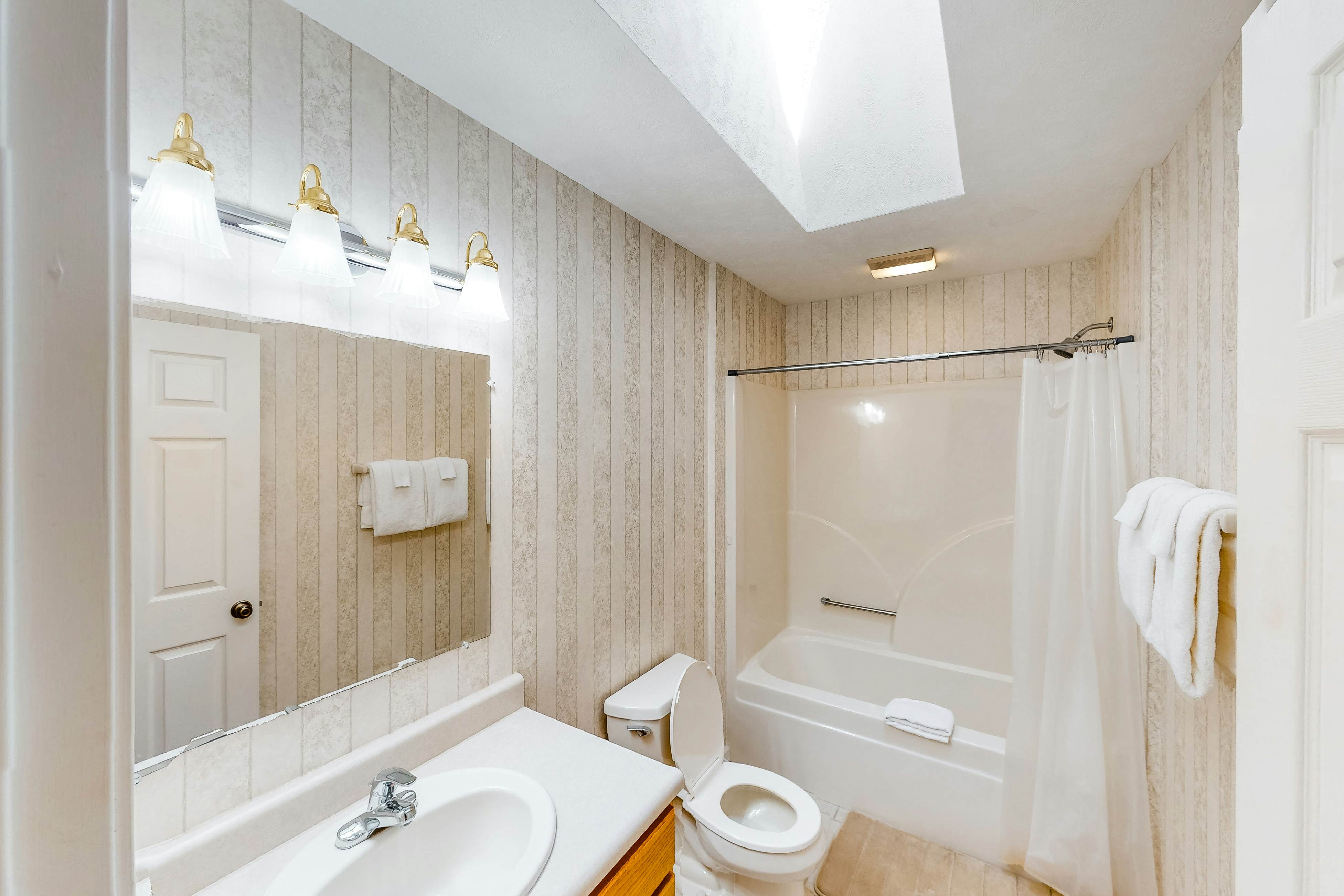 Lakefront Cabin, Sleeps 6 ・Deck・Hot Tub・Pool Table