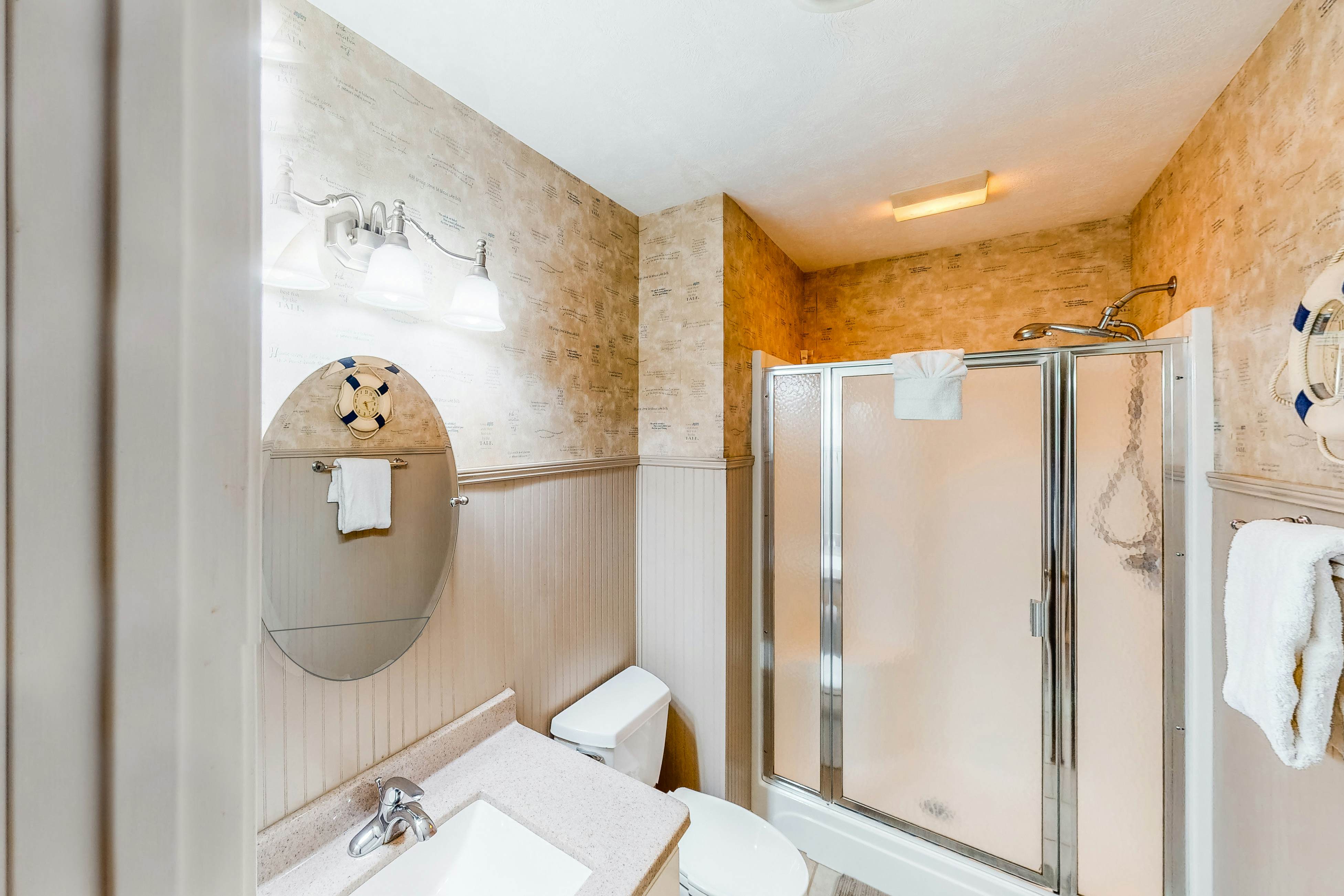 Lakefront Cabin, Sleeps 6 ・Deck・Hot Tub・Pool Table