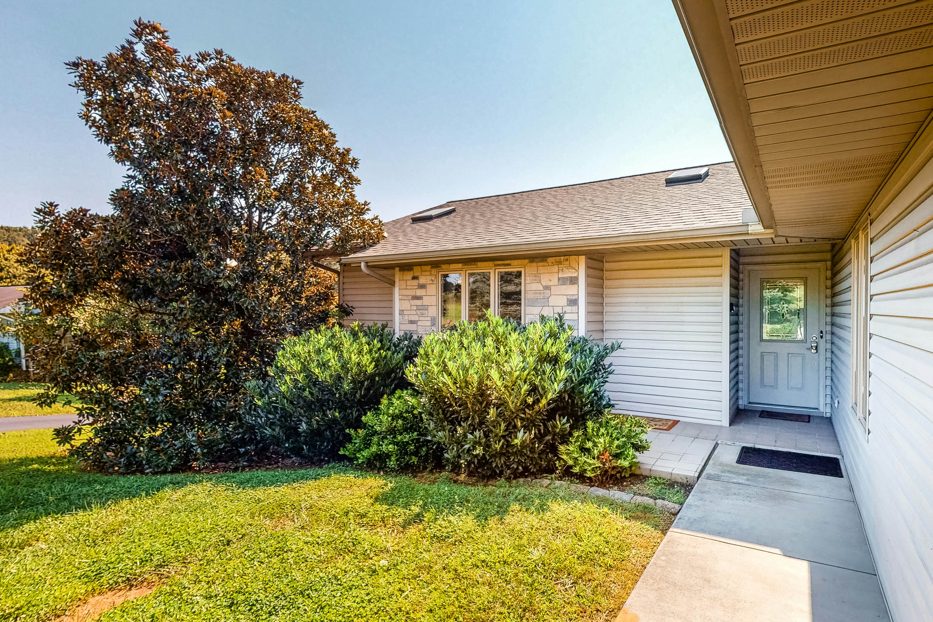 Lakefront Cabin, Sleeps 6 ・Deck・Hot Tub・Pool Table