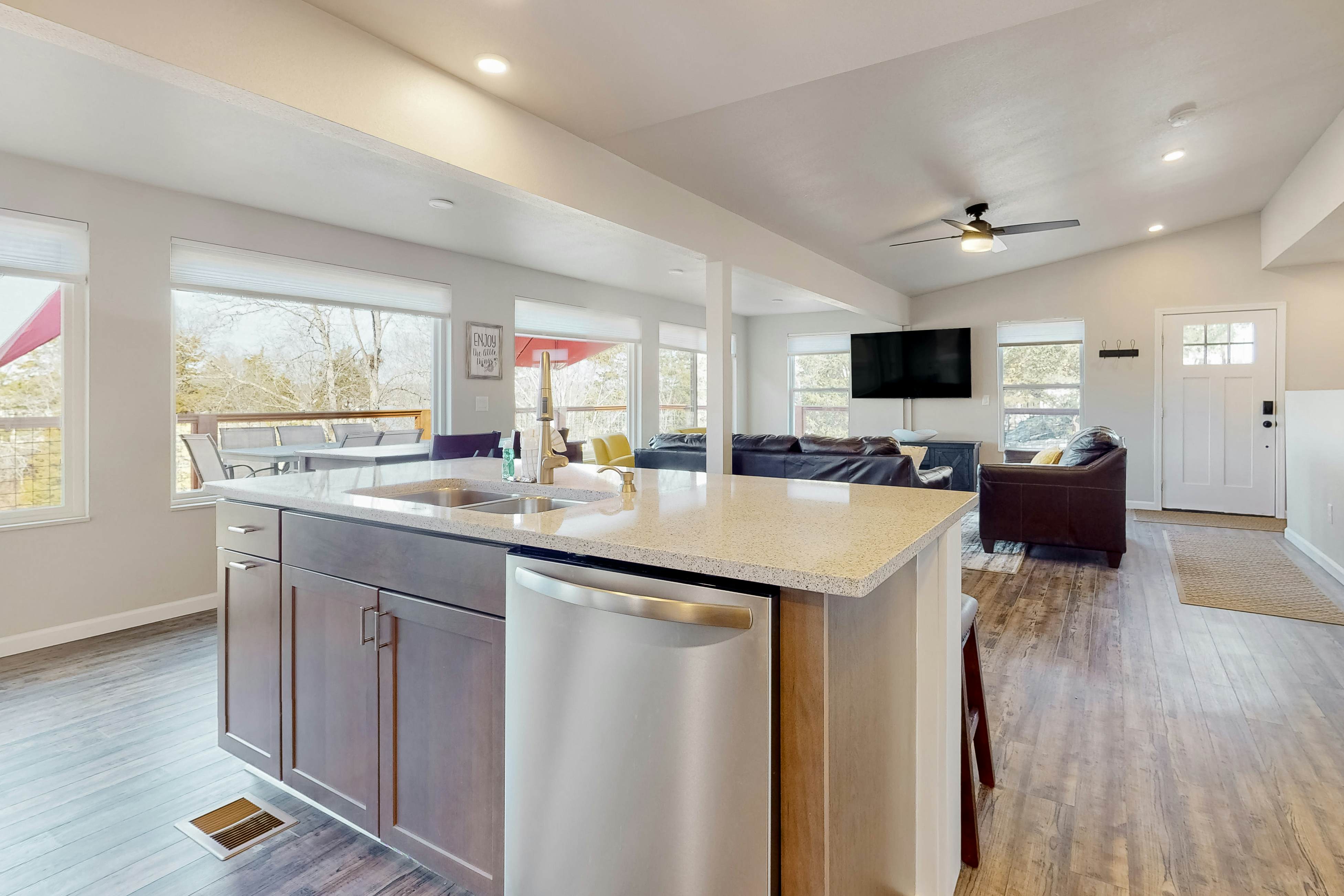 Newly Renovated Home W Private Dock・Deck・Lake View