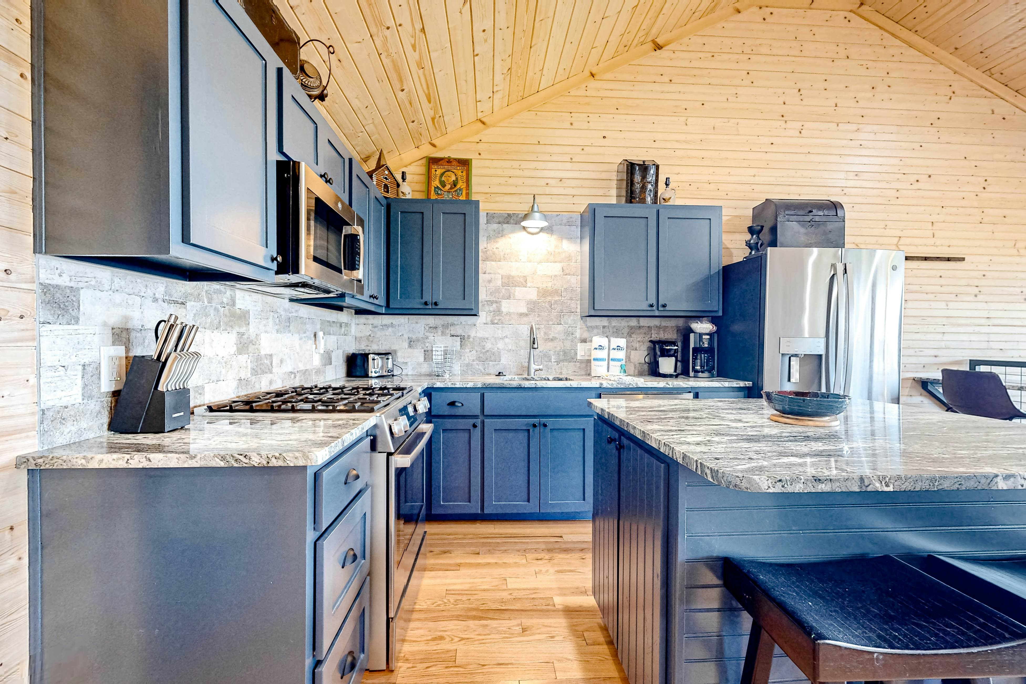 Waterfront Home N Douglas Lake ・2 decks・Rec. room