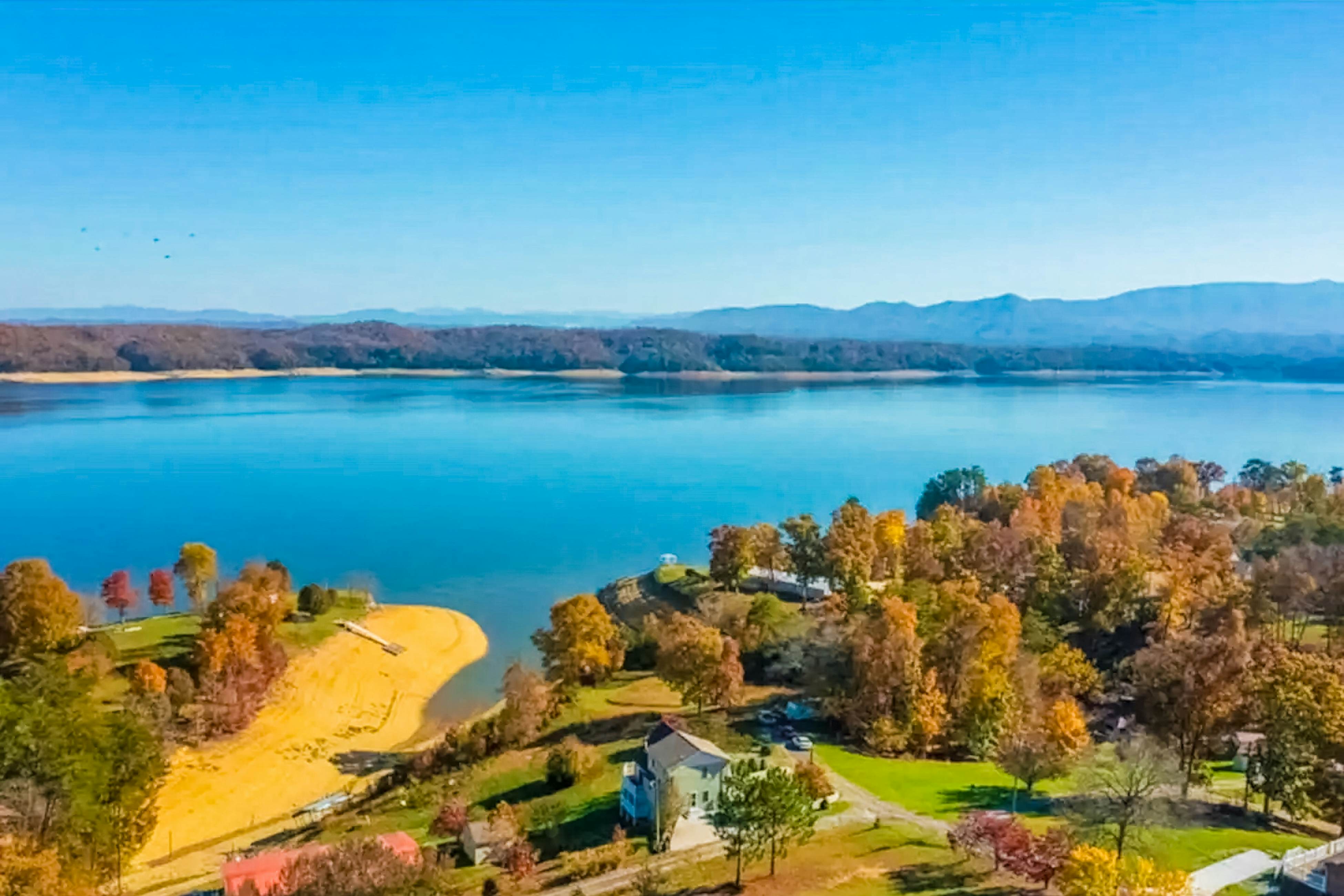 Luxury Lakefront Home・Hot Tub・Dock・Ping-Pong・Deck