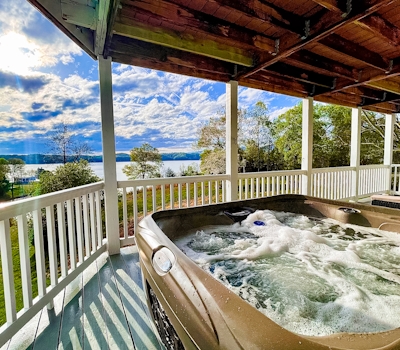 Spacious Luxe Lakefront Home・Hot Tub・Dock・Firepit
