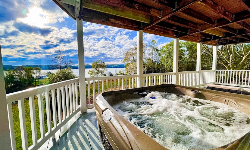 Spacious Luxe Lakefront Home・Hot Tub・Dock・Firepit