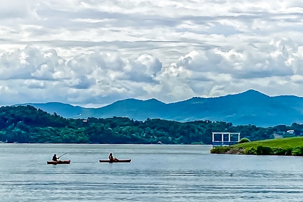 Spacious Luxe Lakefront Home・Hot Tub・Dock・Firepit