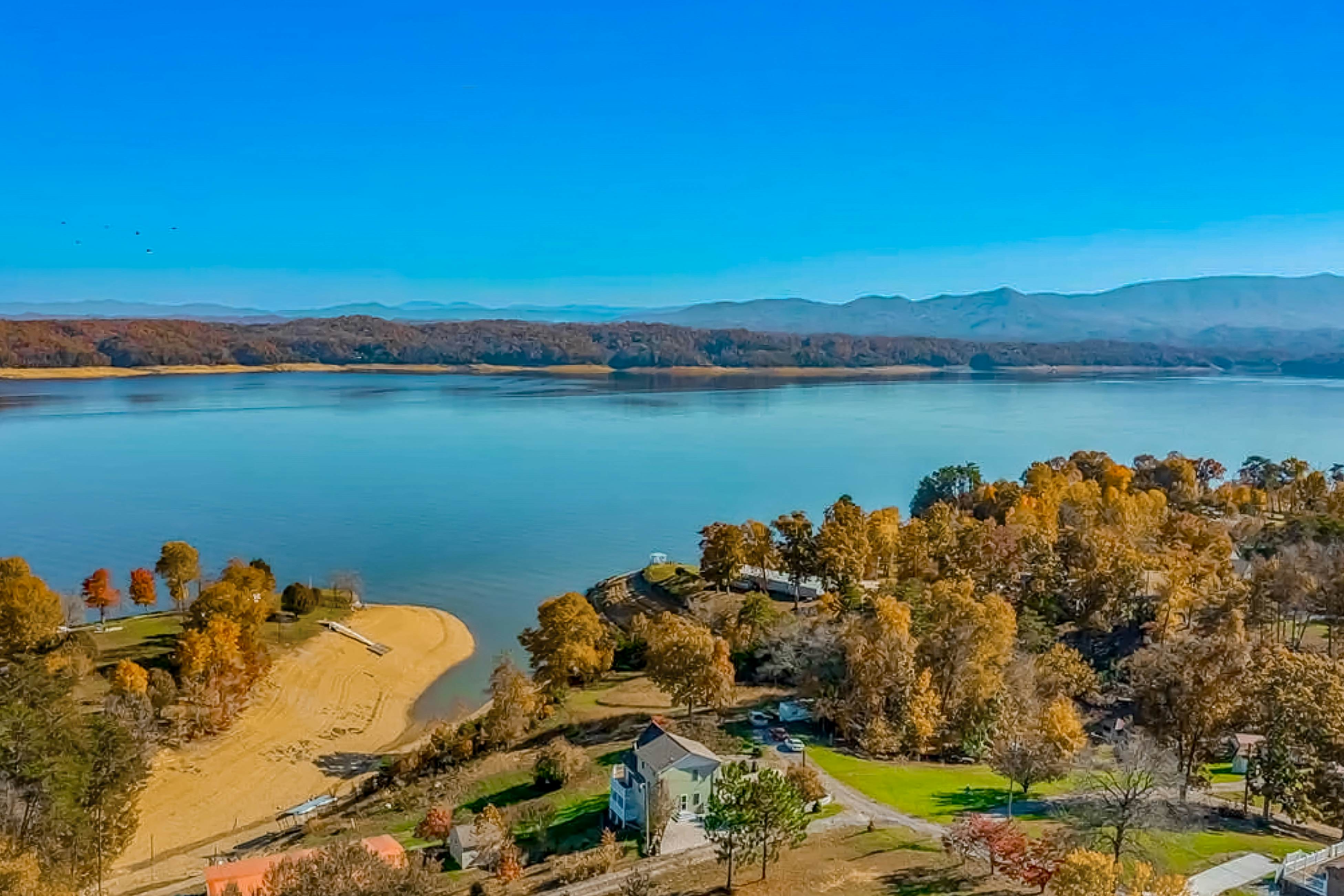 Luxury Lakefront Home・Hot Tub・Dock・Ping-Pong・Deck