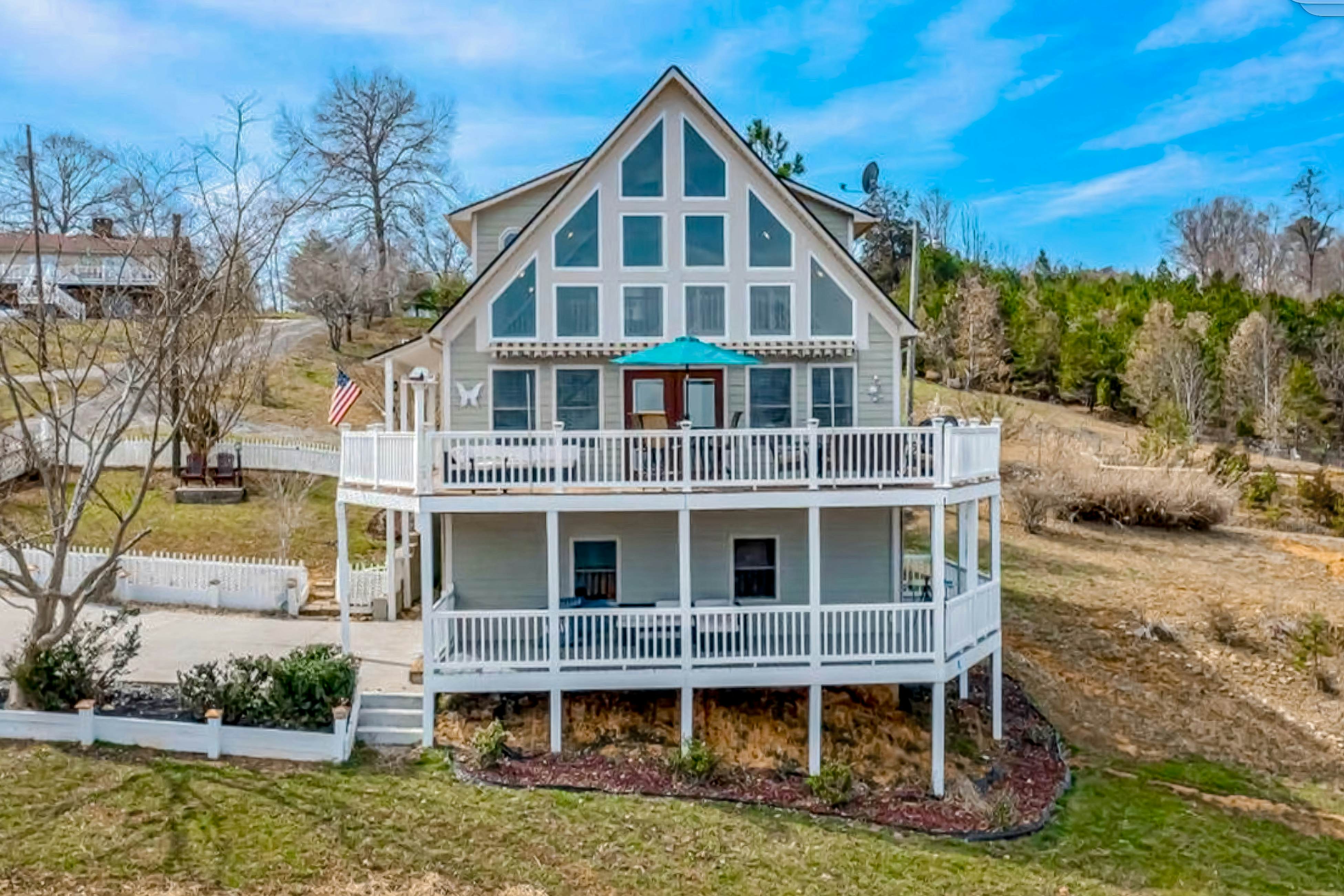 Luxury Lakefront Home・Hot Tub・Dock・Ping-Pong・Deck