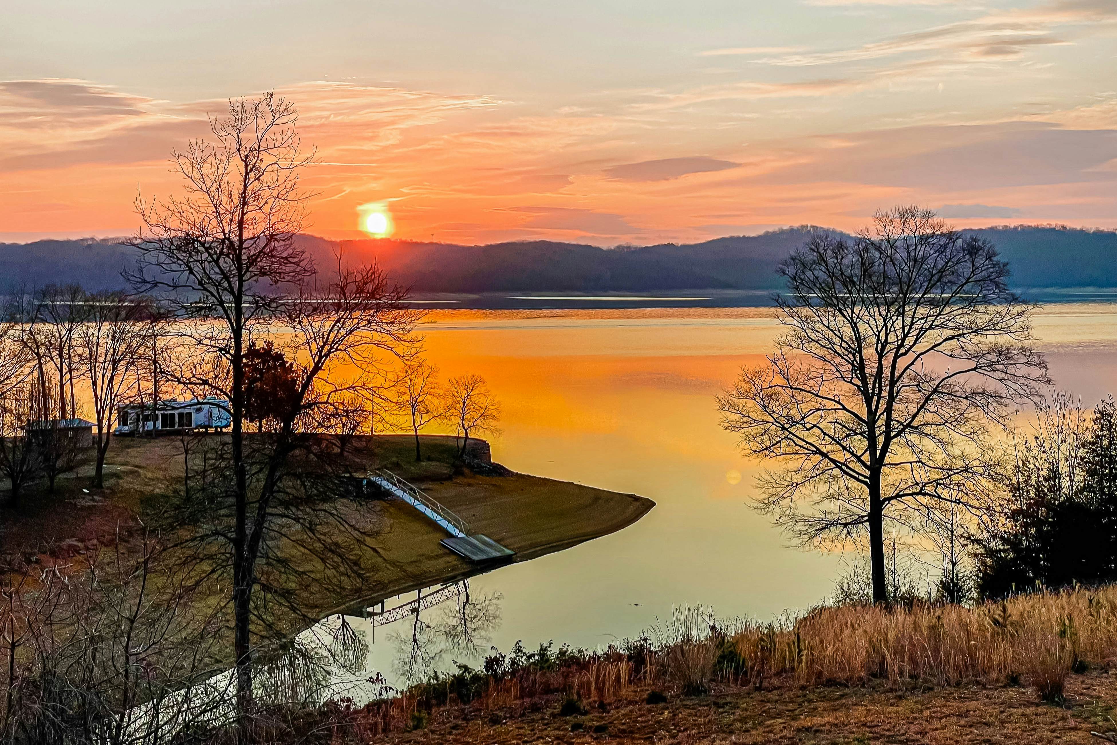 Luxury Lakefront Home・Hot Tub・Dock・Ping-Pong・Deck