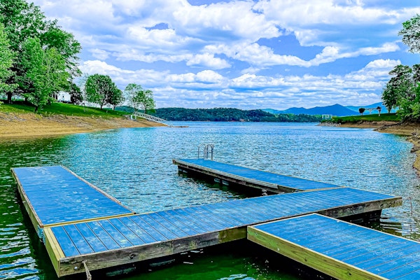 Spacious Luxe Lakefront Home・Hot Tub・Dock・Firepit