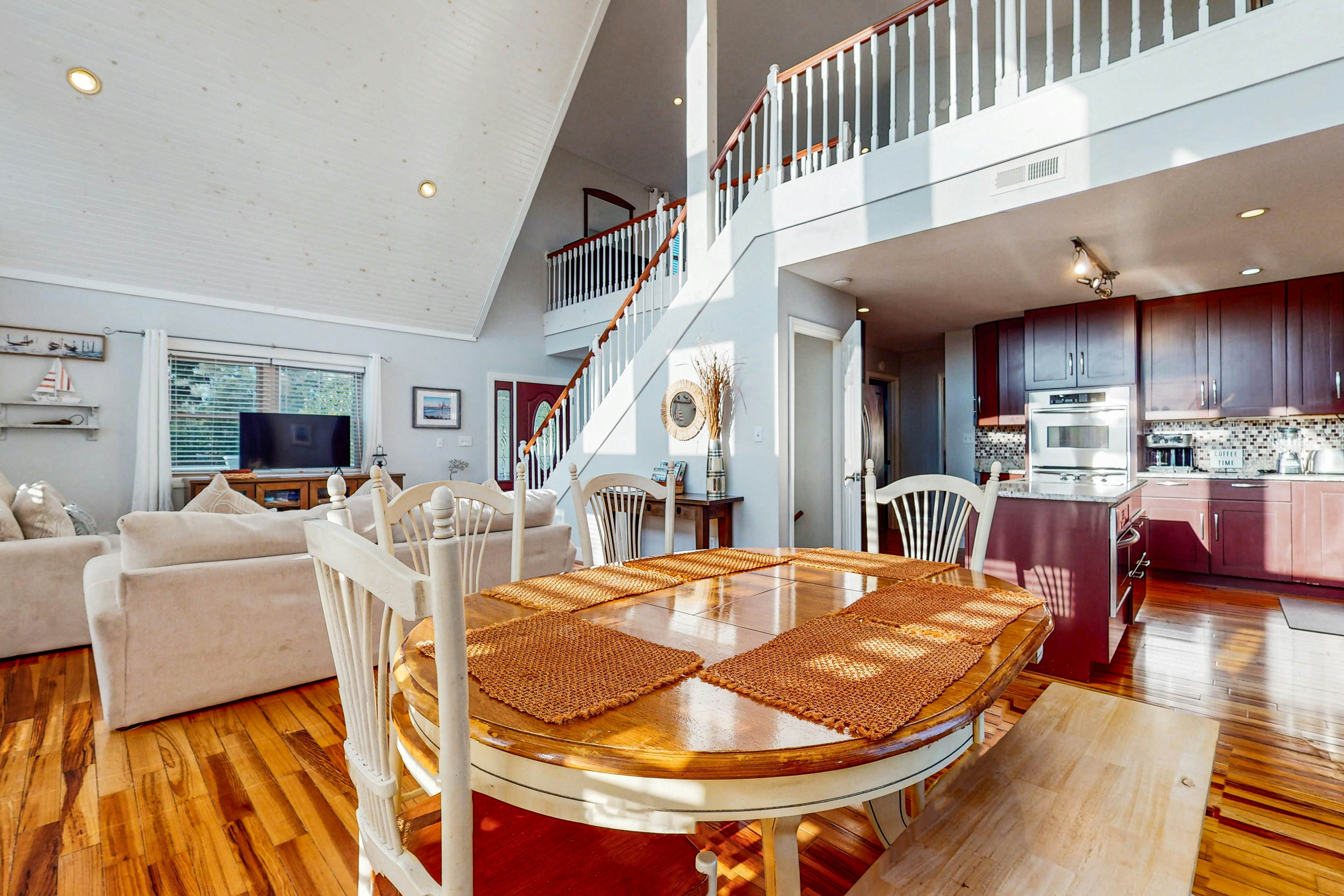 Luxury Lakefront Home・Hot Tub・Dock・Ping-Pong・Deck