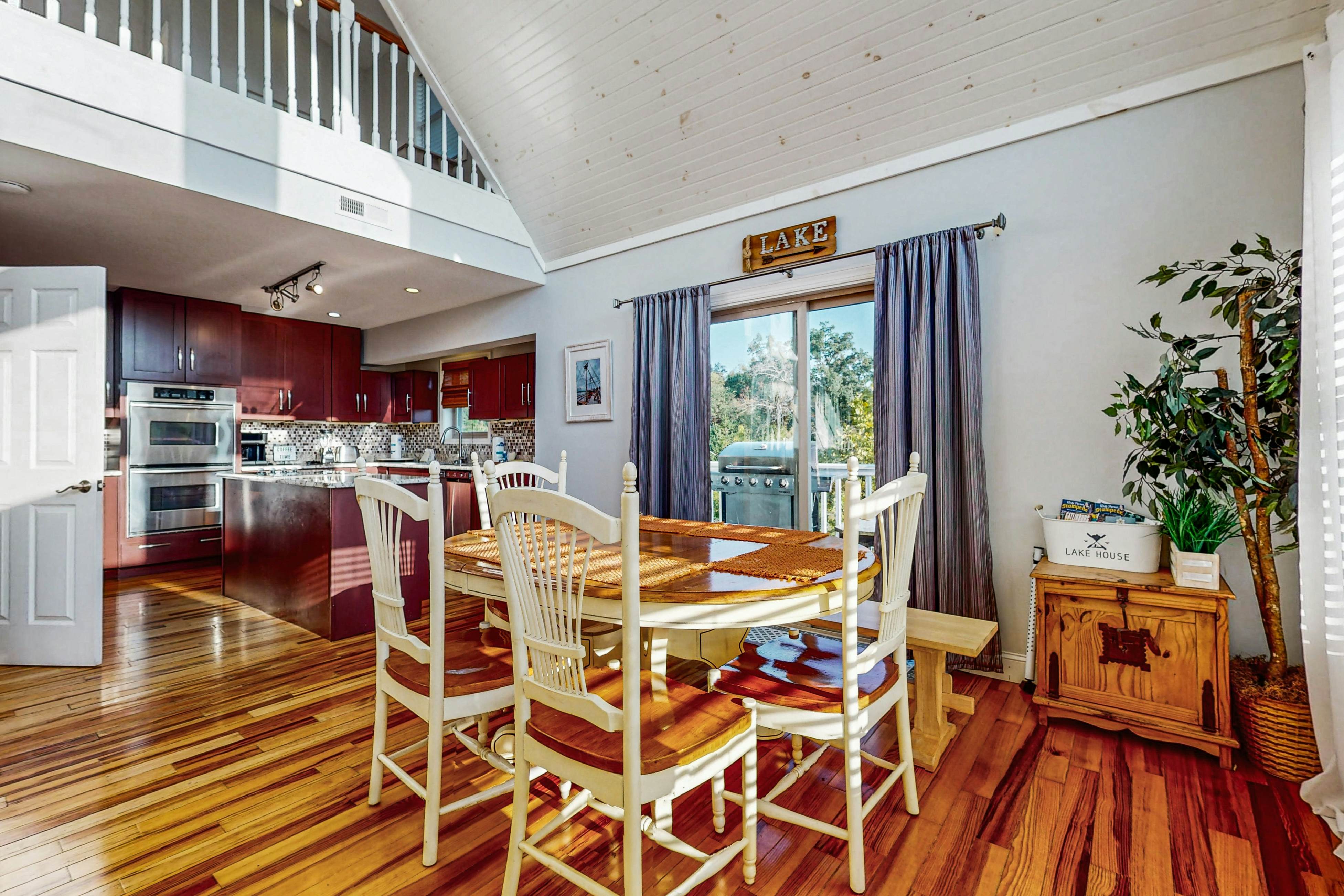 Luxury Lakefront Home・Hot Tub・Dock・Ping-Pong・Deck