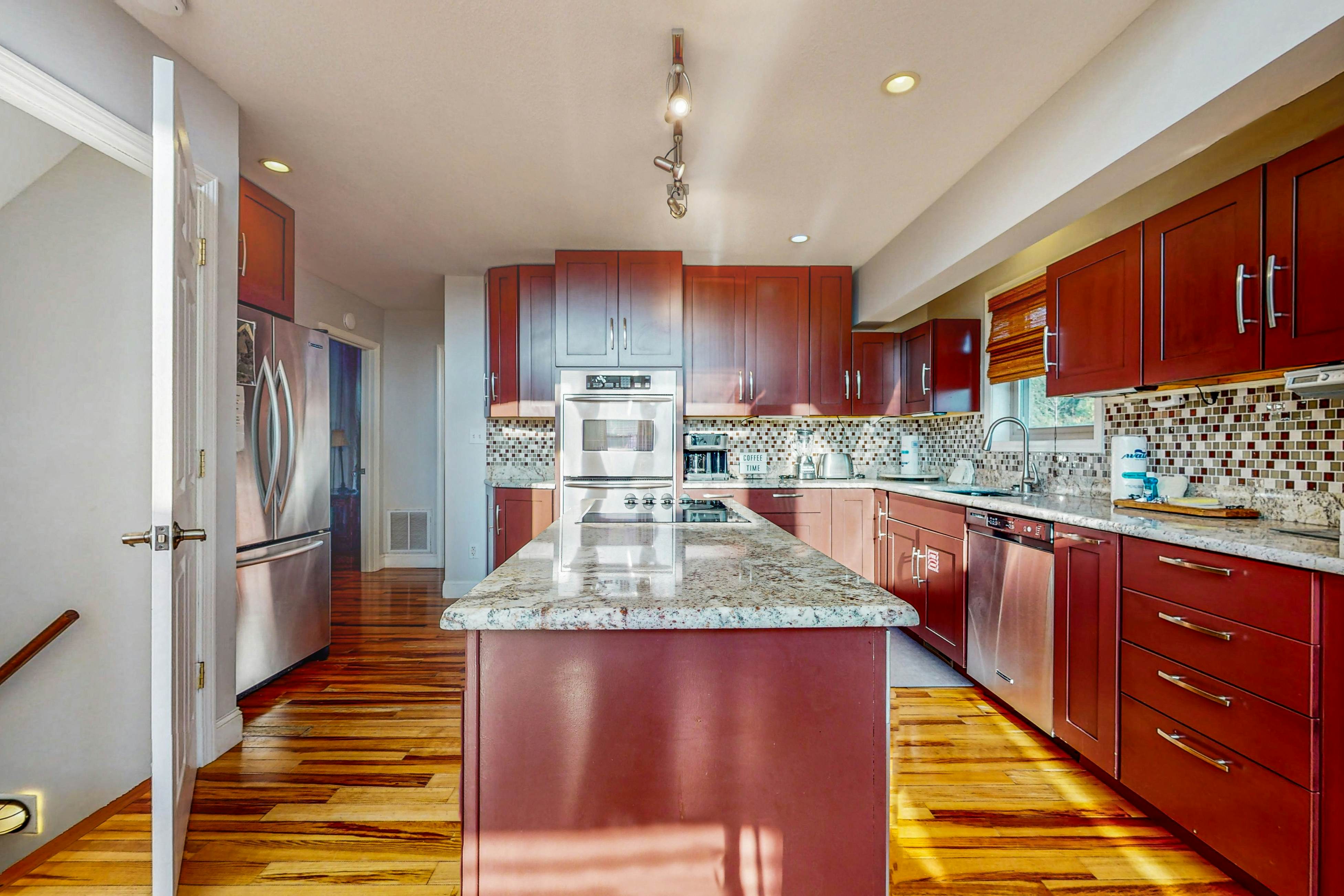 Luxury Lakefront Home・Hot Tub・Dock・Ping-Pong・Deck