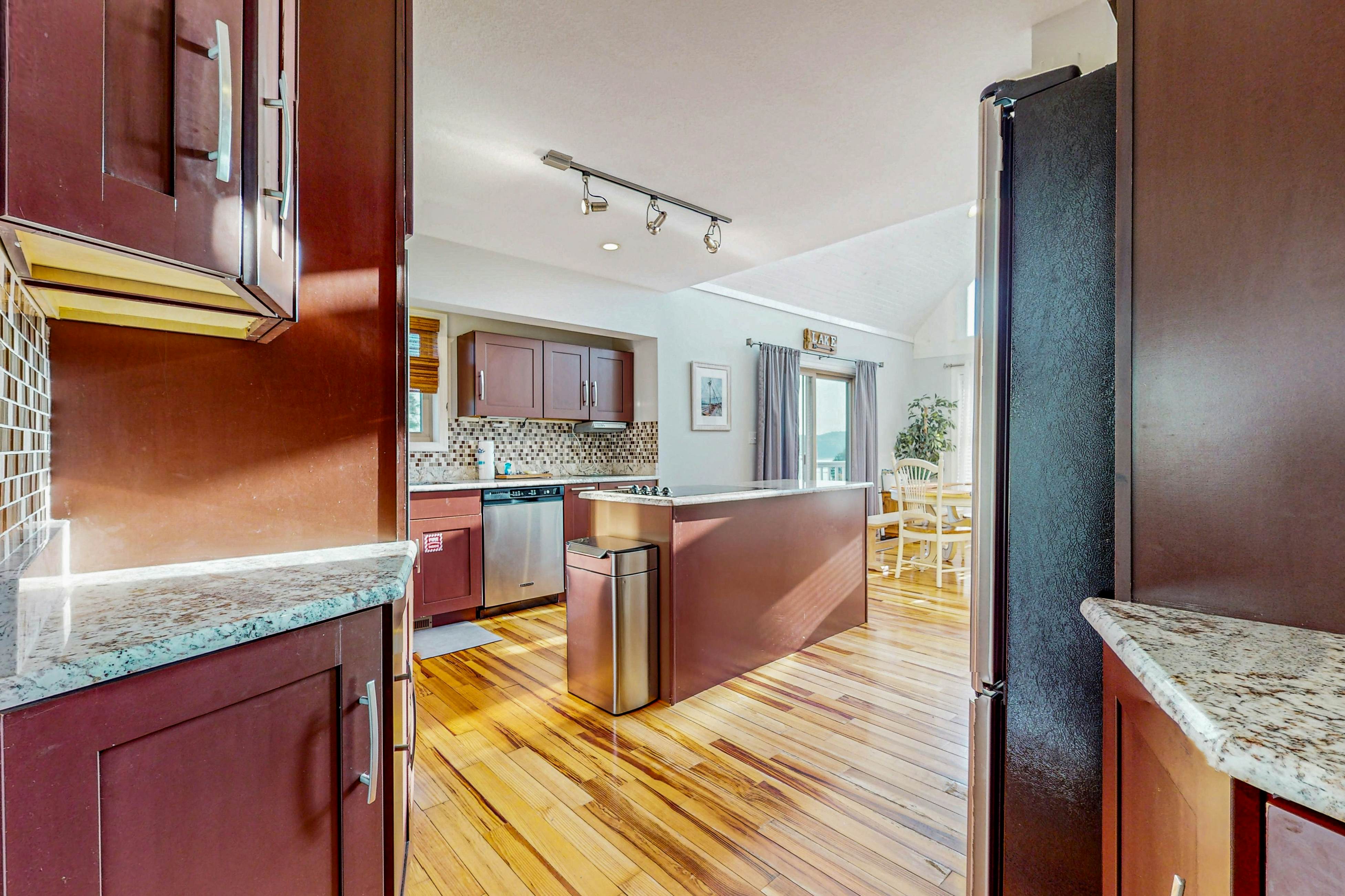 Luxury Lakefront Home・Hot Tub・Dock・Ping-Pong・Deck