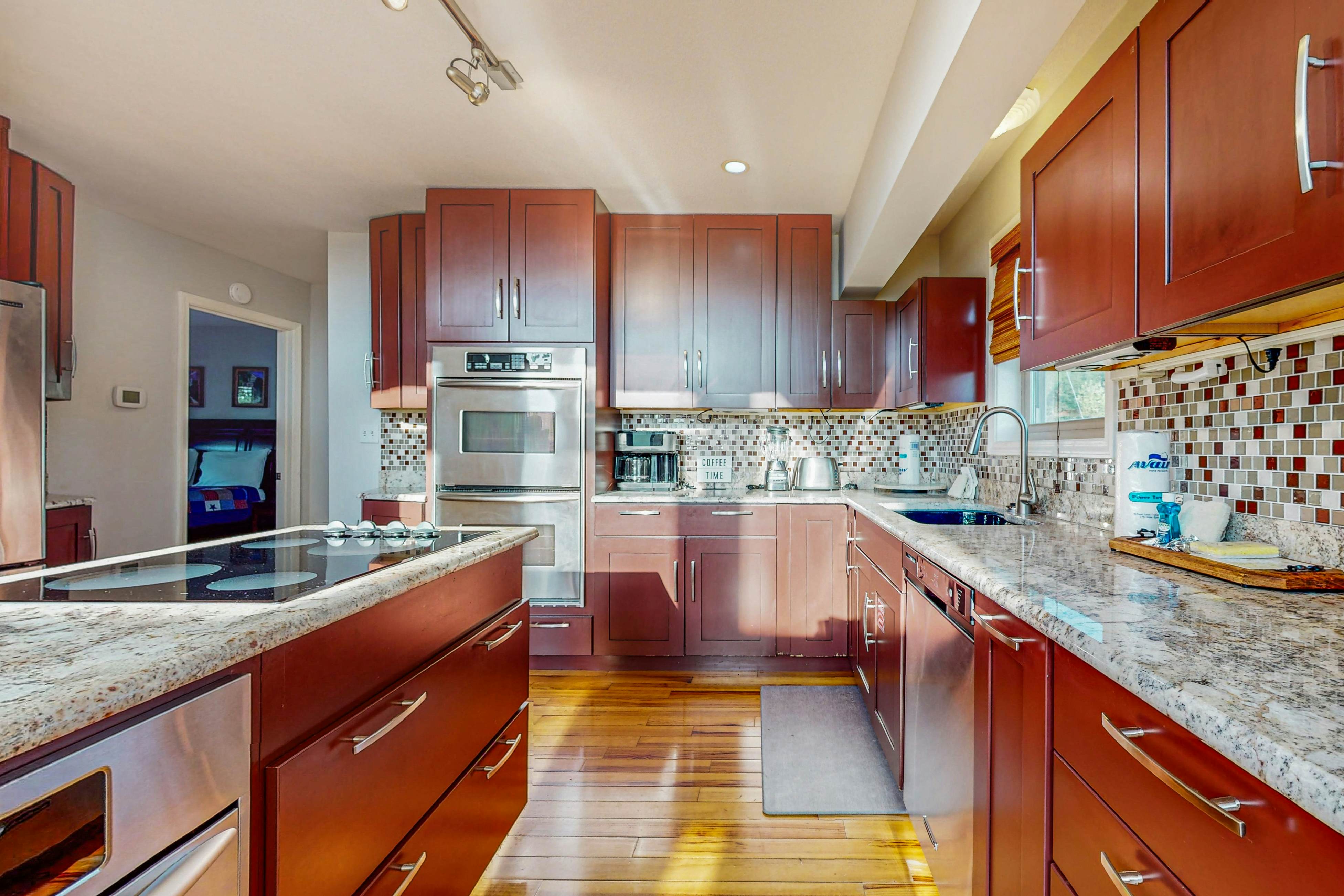 Luxury Lakefront Home・Hot Tub・Dock・Ping-Pong・Deck