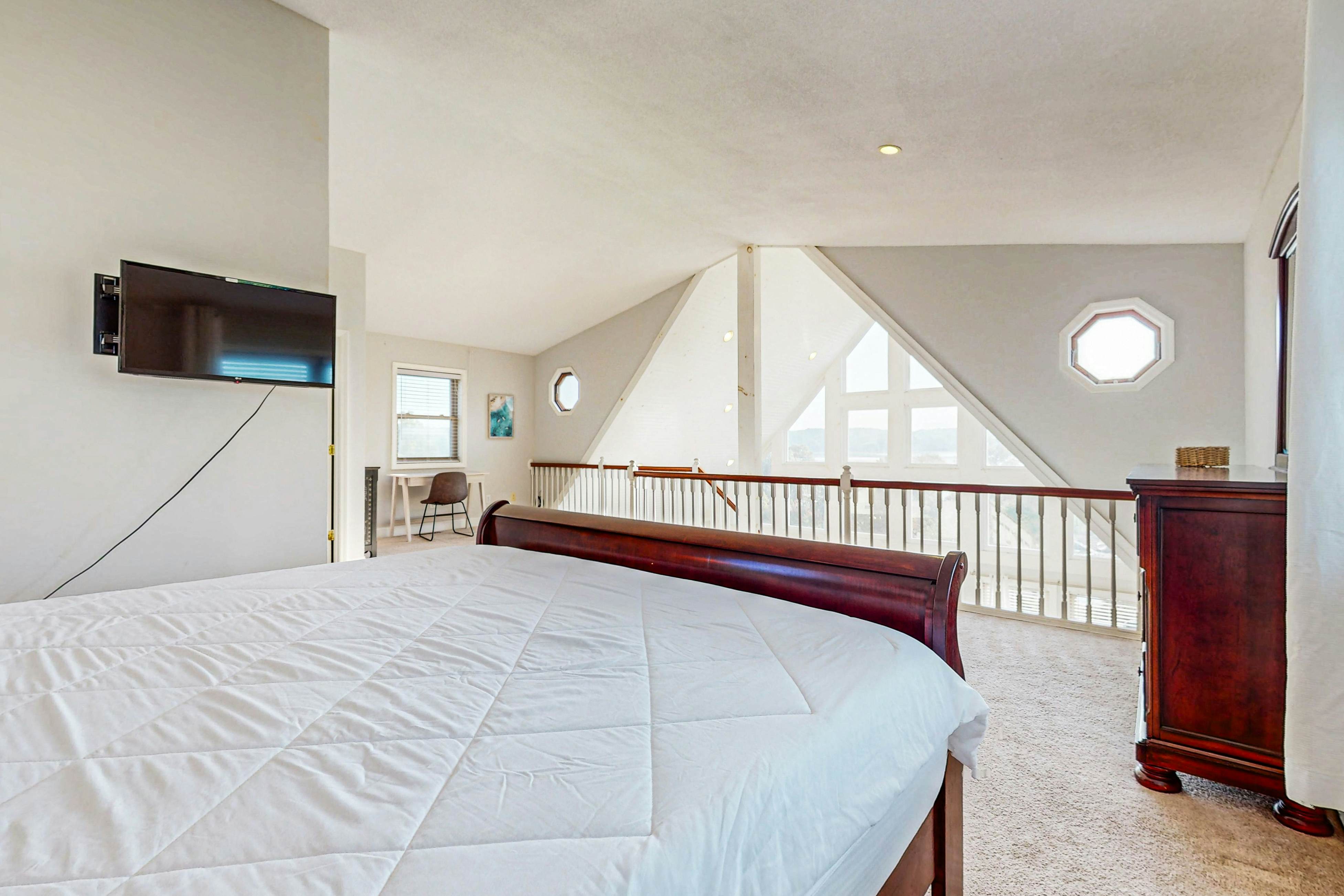 Luxury Lakefront Home・Hot Tub・Dock・Ping-Pong・Deck