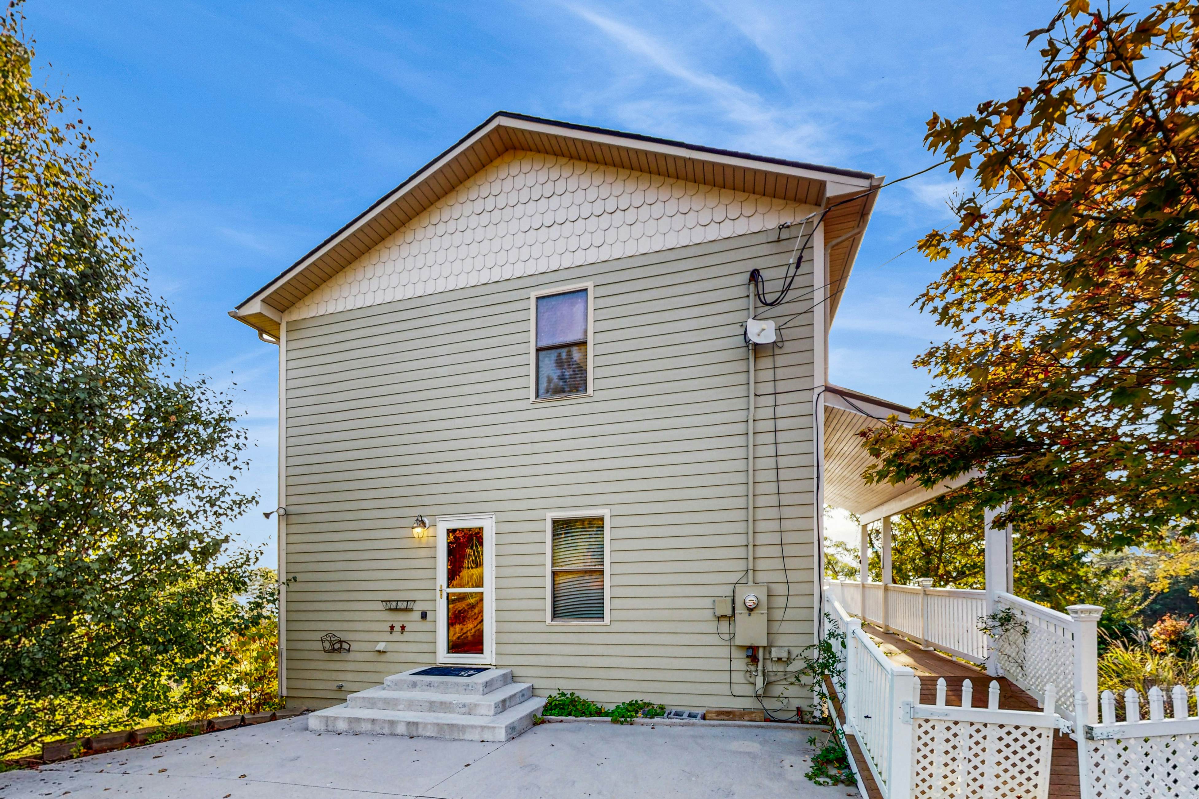 Luxury Lakefront Home・Hot Tub・Dock・Ping-Pong・Deck