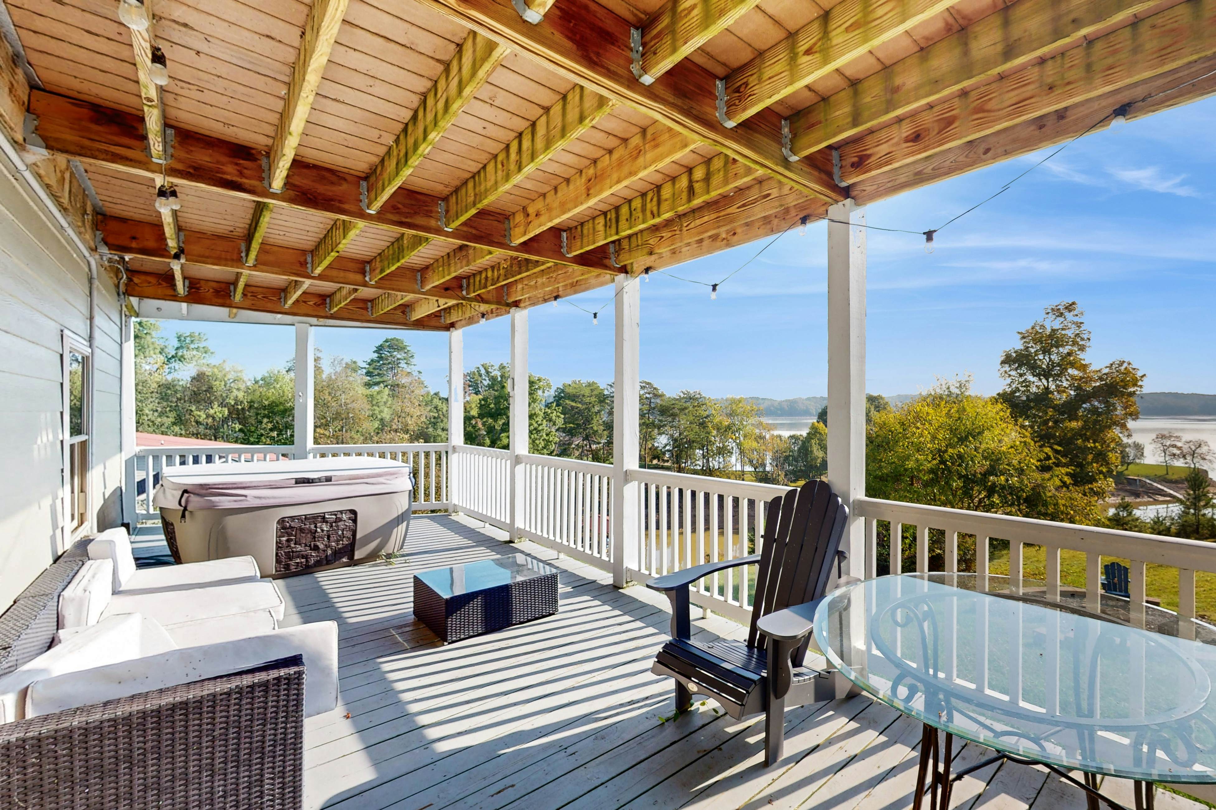 Luxury Lakefront Home・Hot Tub・Dock・Ping-Pong・Deck