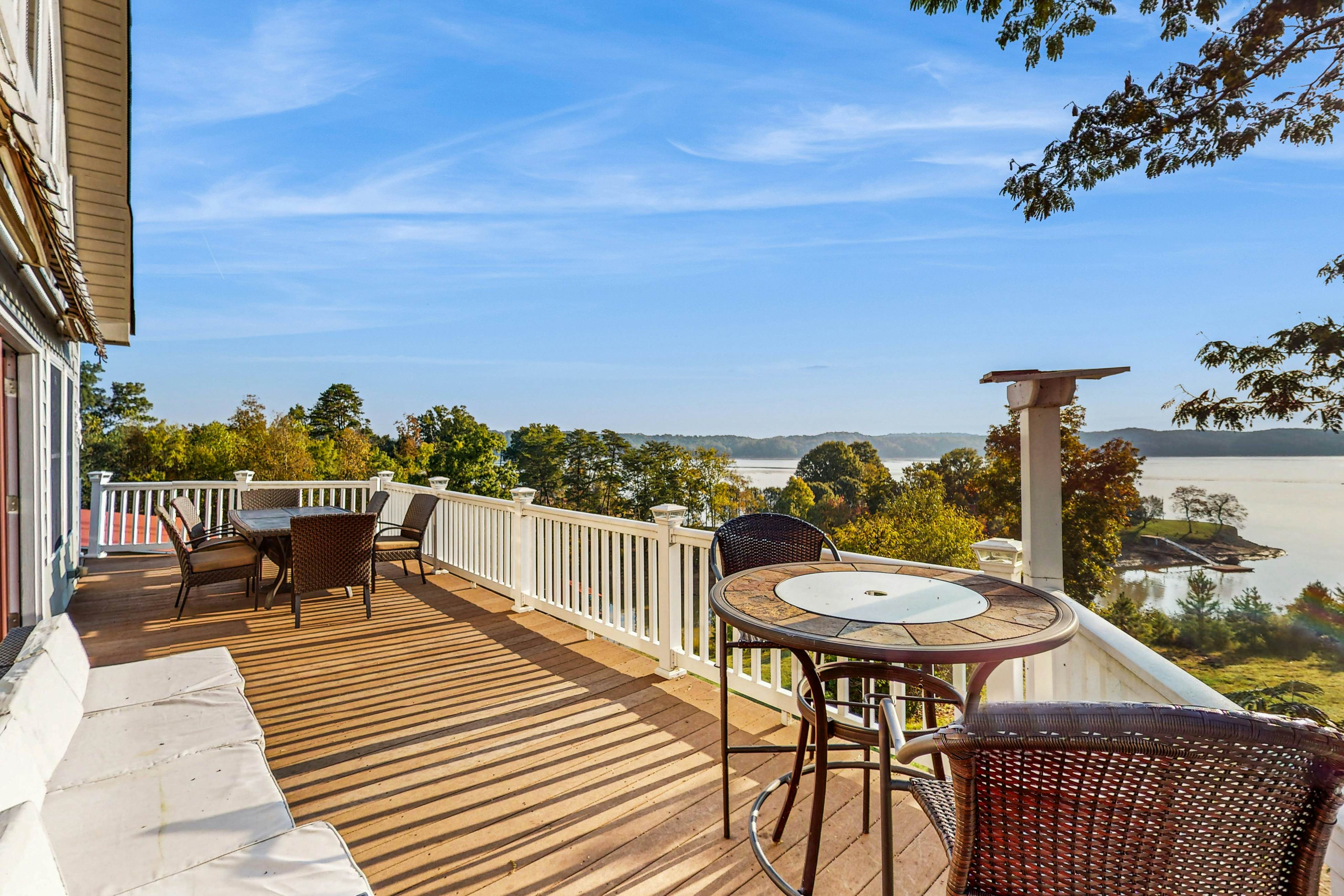 Luxury Lakefront Home・Hot Tub・Dock・Ping-Pong・Deck