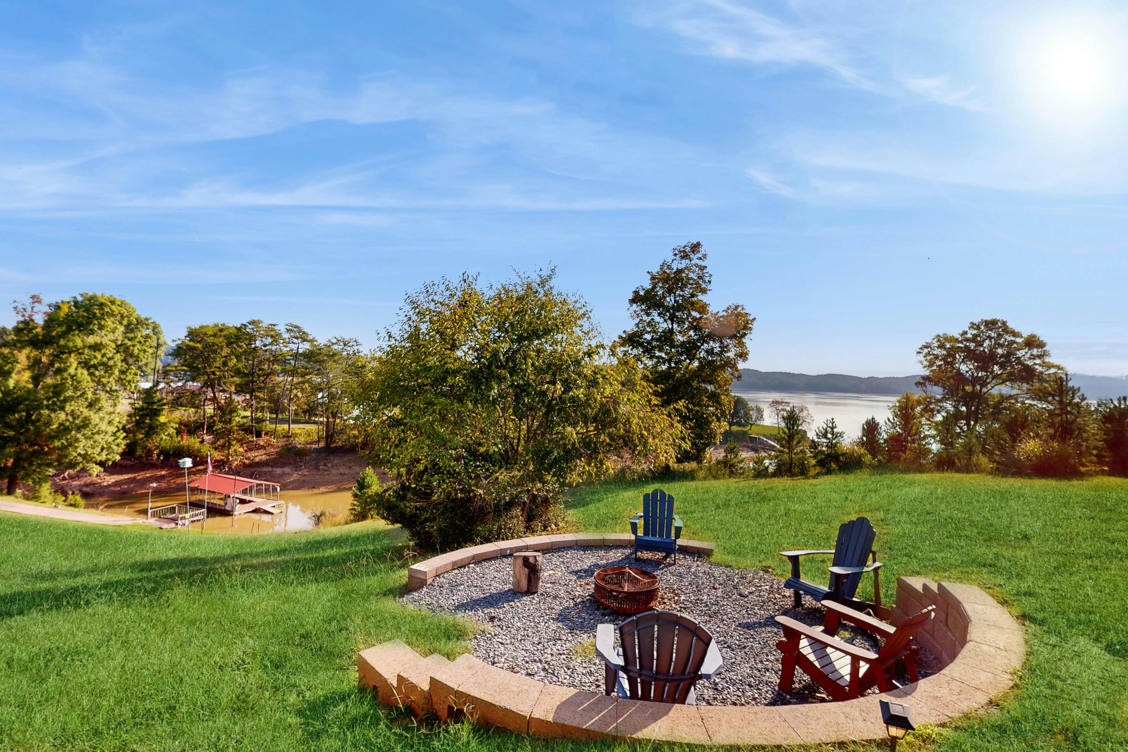 Luxury Lakefront Home・Hot Tub・Dock・Ping-Pong・Deck