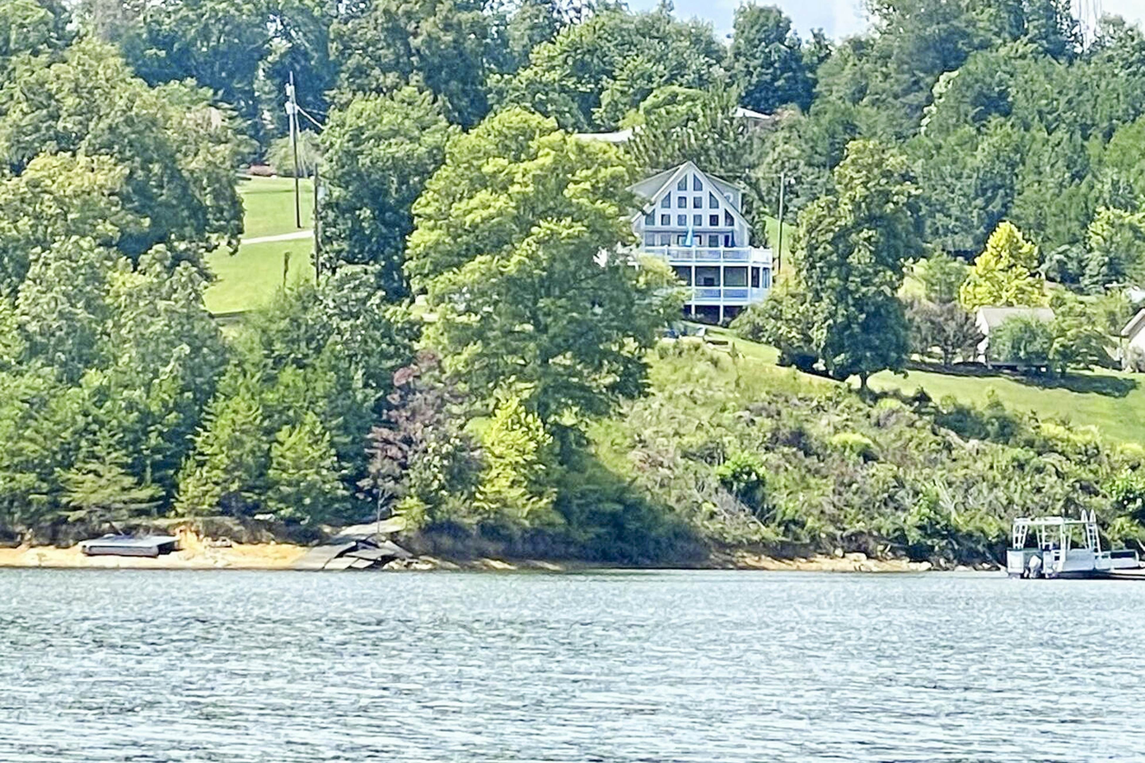 Luxury Lakefront Home・Hot Tub・Dock・Ping-Pong・Deck